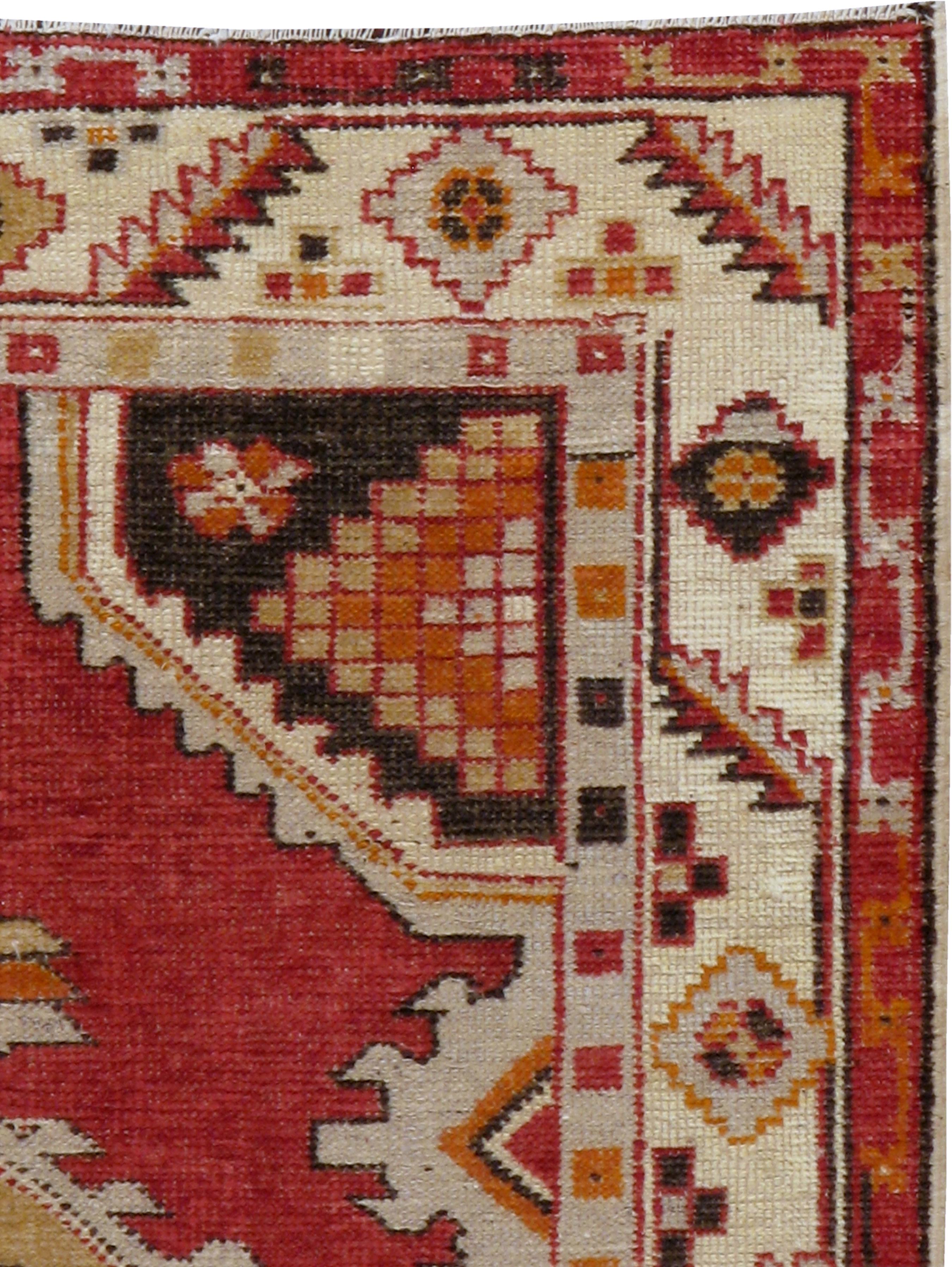 Handgefertigter türkischer Oushak-Teppich in Rot und Elfenbein aus der Mitte des Jahrhunderts (Stammeskunst) im Angebot
