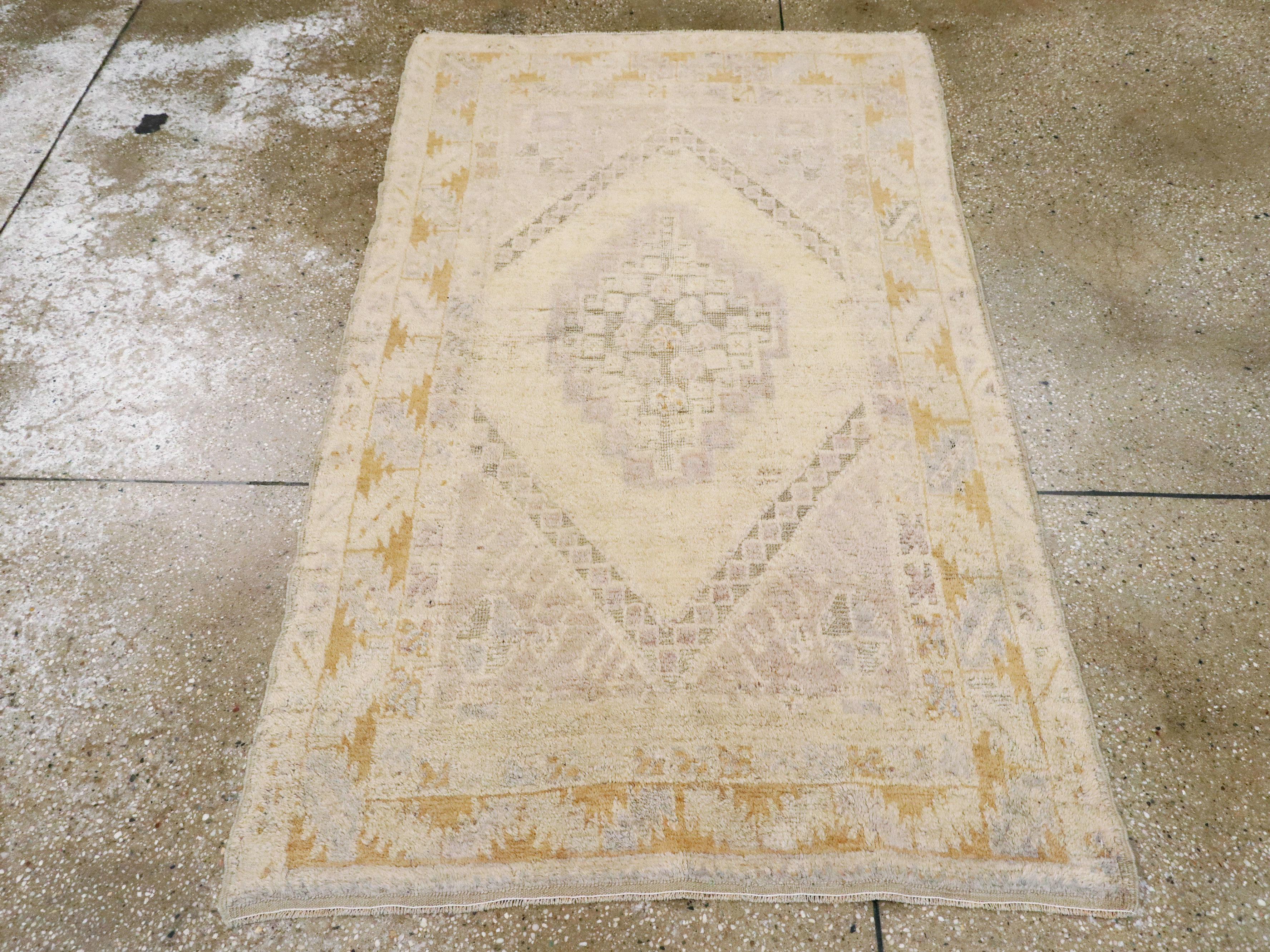 Vintage Turkish Oushak Rug In Good Condition For Sale In New York, NY
