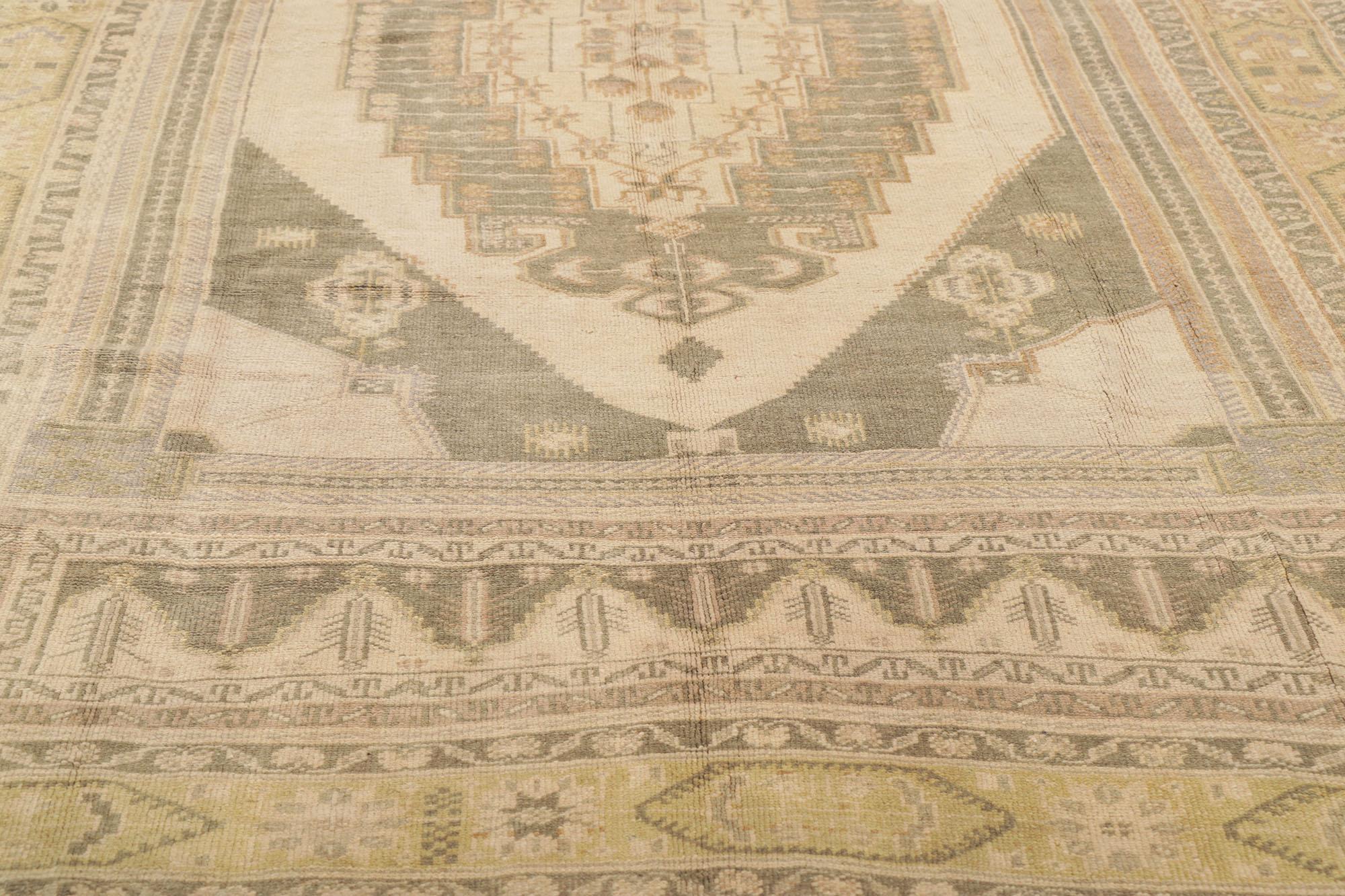 Vintage Muted Turkish Oushak Rug, Classic Charm Meets Modern Flair In Good Condition For Sale In Dallas, TX