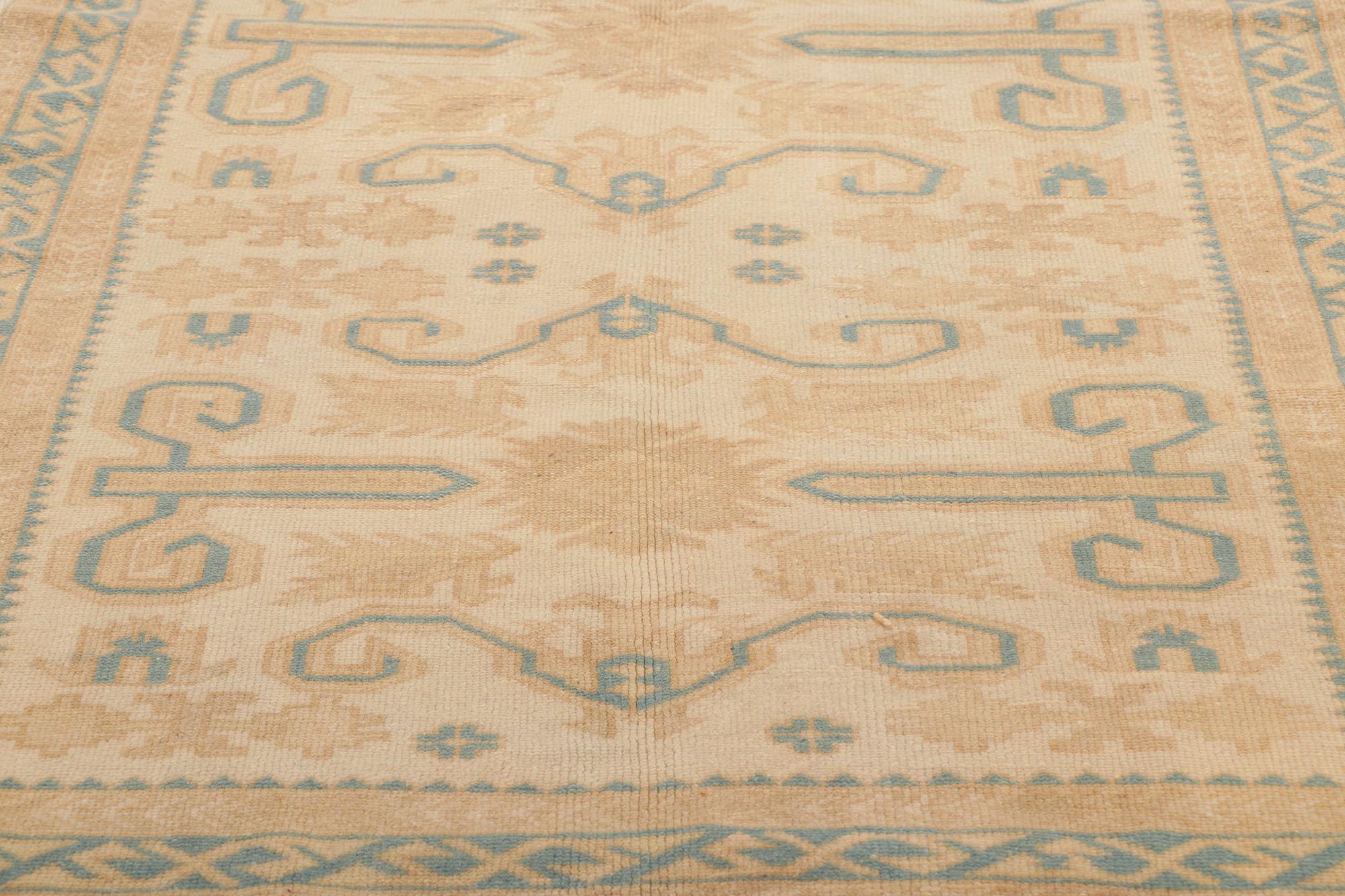Vintage Muted Turkish Oushak Rug, Effortless Elegance Meets Quiet Sophistication In Good Condition For Sale In Dallas, TX