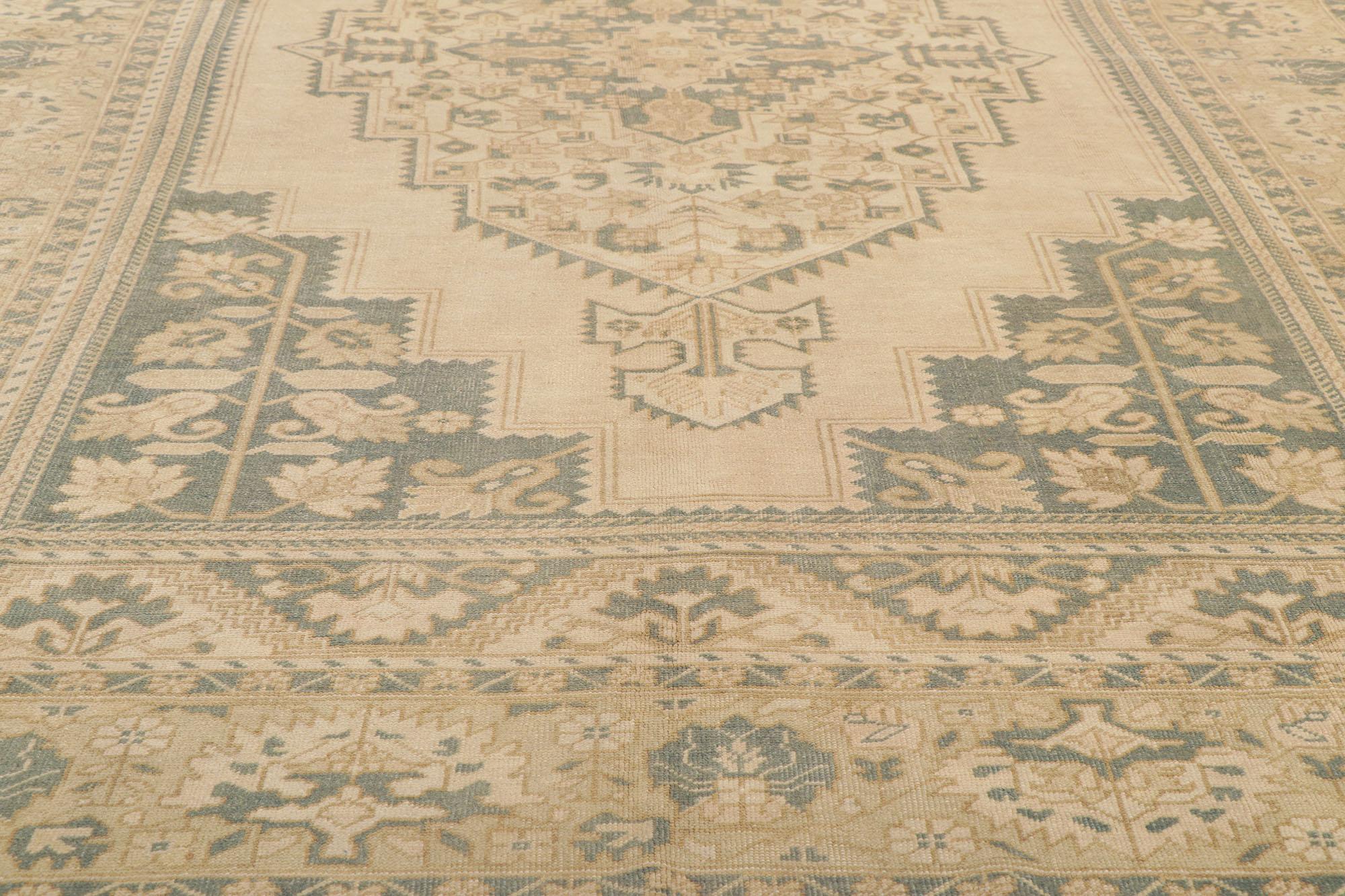 Vintage Turkish Oushak Rug Soft Earth-Tone Colors In Good Condition For Sale In Dallas, TX
