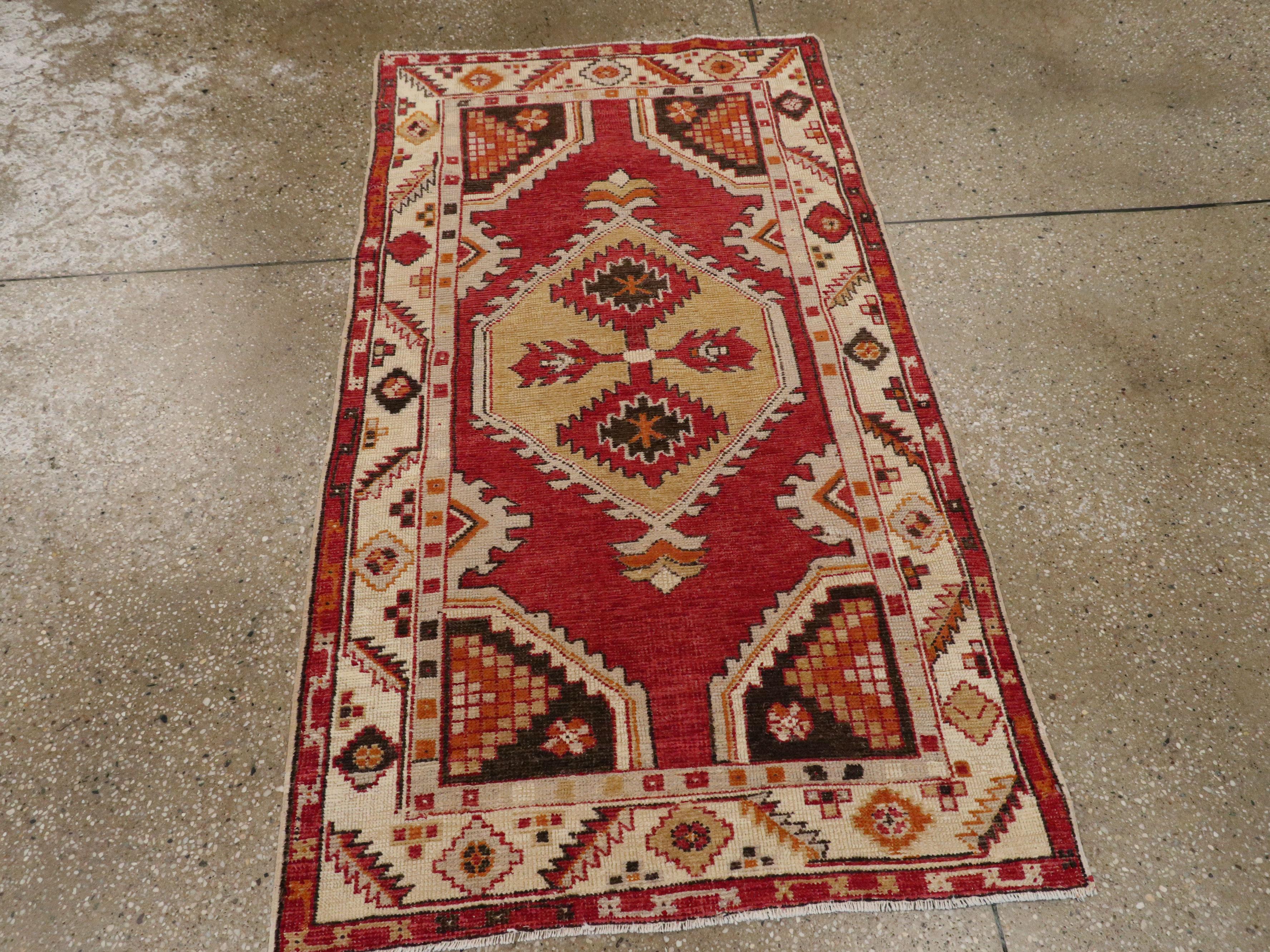 Midcentury Handmade Turkish Oushak Throw Rug In Red and Ivory In Good Condition For Sale In New York, NY