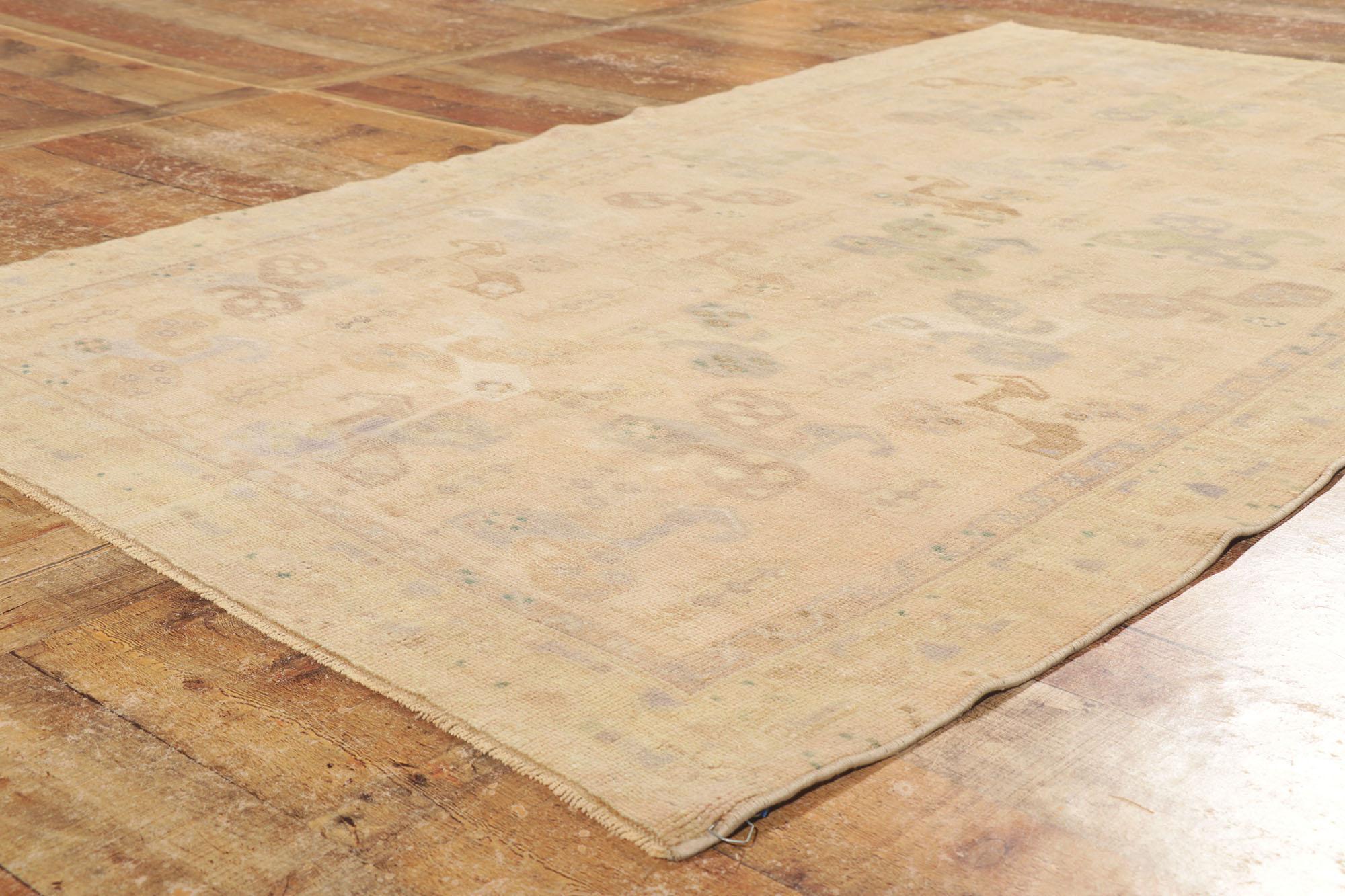 XX secolo Tappeto vintage Oushak turco, il sottile Shibui incontra il design biofilo in vendita