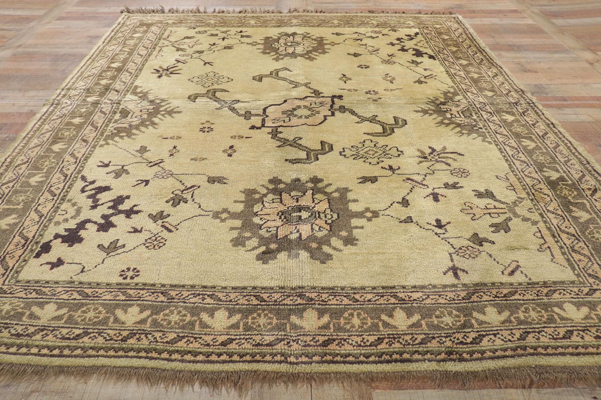 Alter türkischer Oushak-Teppich im Angebot 1