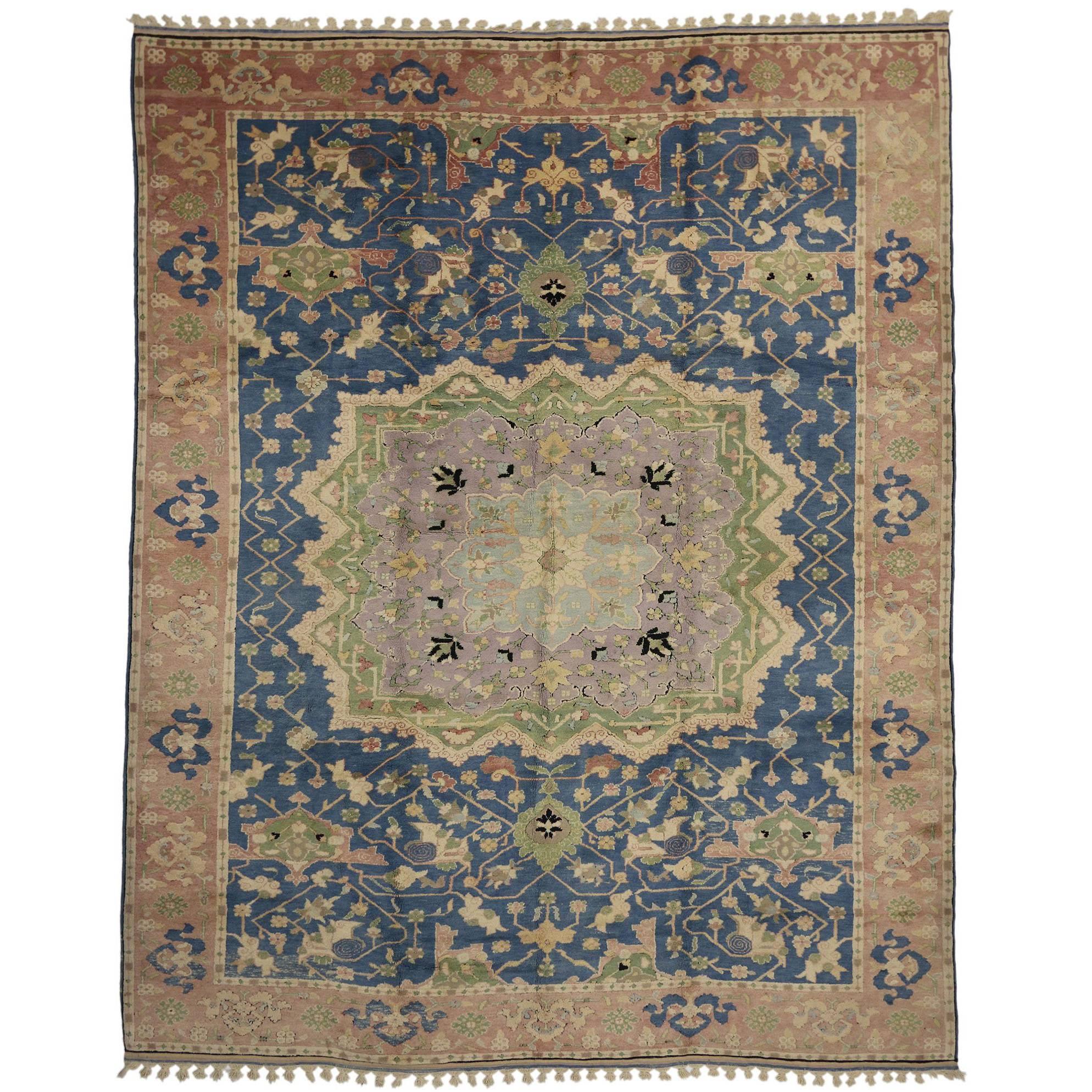 Tapis turc vintage d'Oushak avec style cottage de campagne géorgien en vente