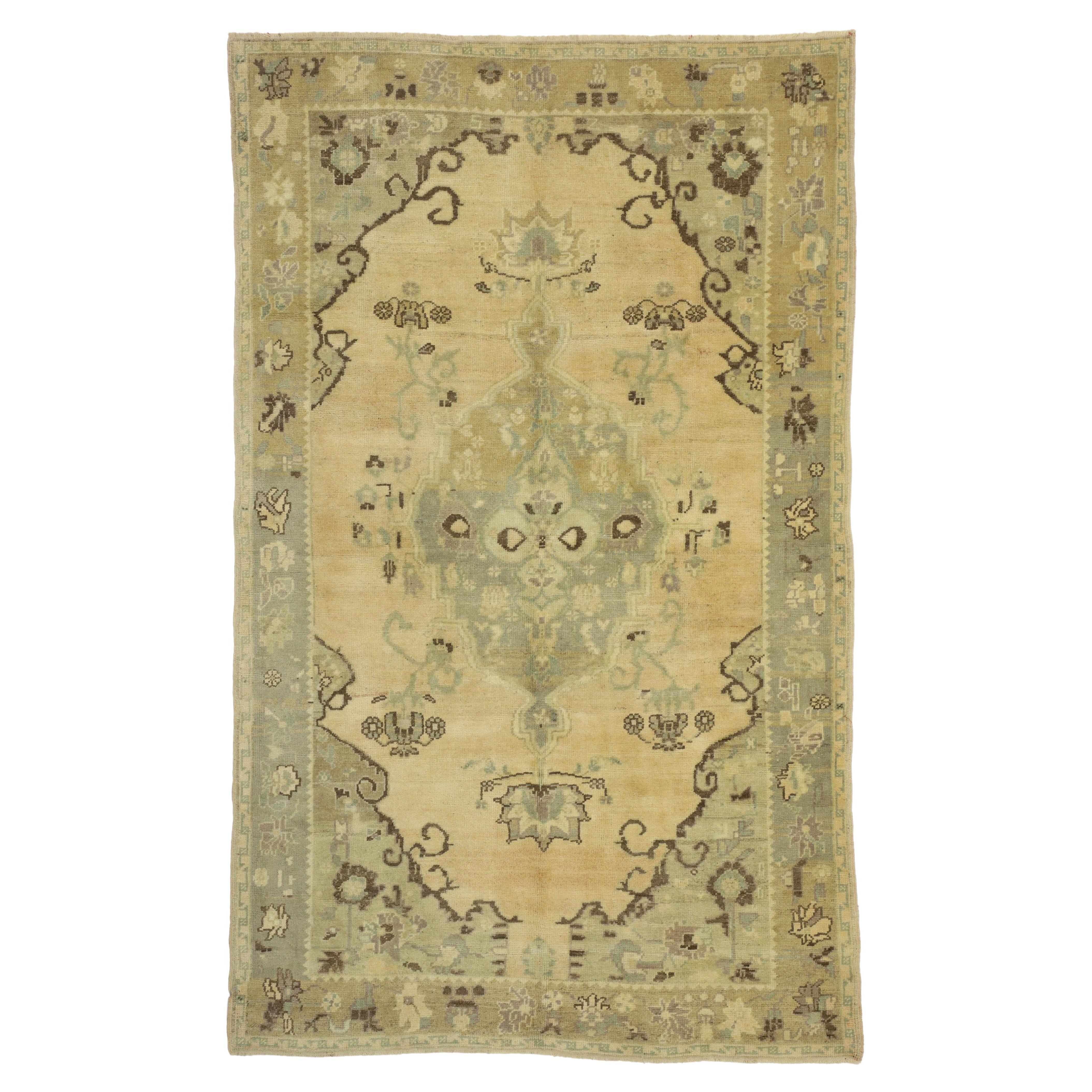 Tapis turc vintage Oushak aux couleurs subtiles et au style de ferme moderne suédois