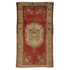 Tapis d'appoint turc vintage d'Oushak avec médaillon classique et motif d'angle