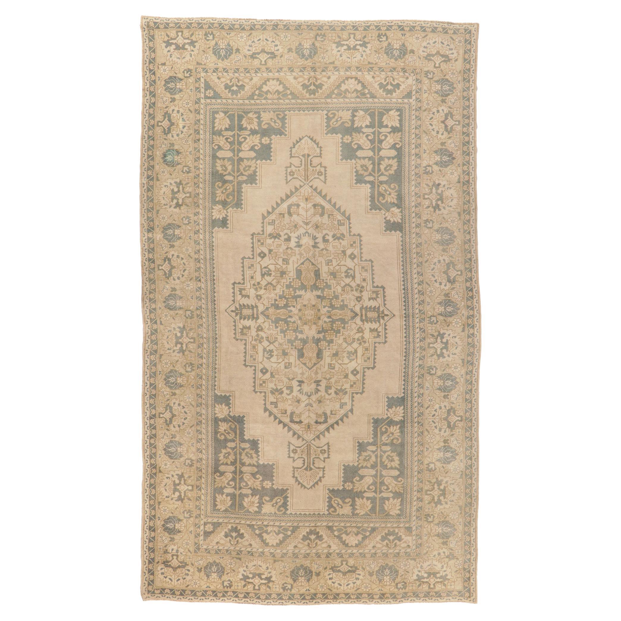 Tapis turc vintage Oushak aux couleurs douces de la terre