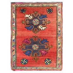 Tappeto vintage turco Oushak con un bellissimo sfondo rosso e colori allegri