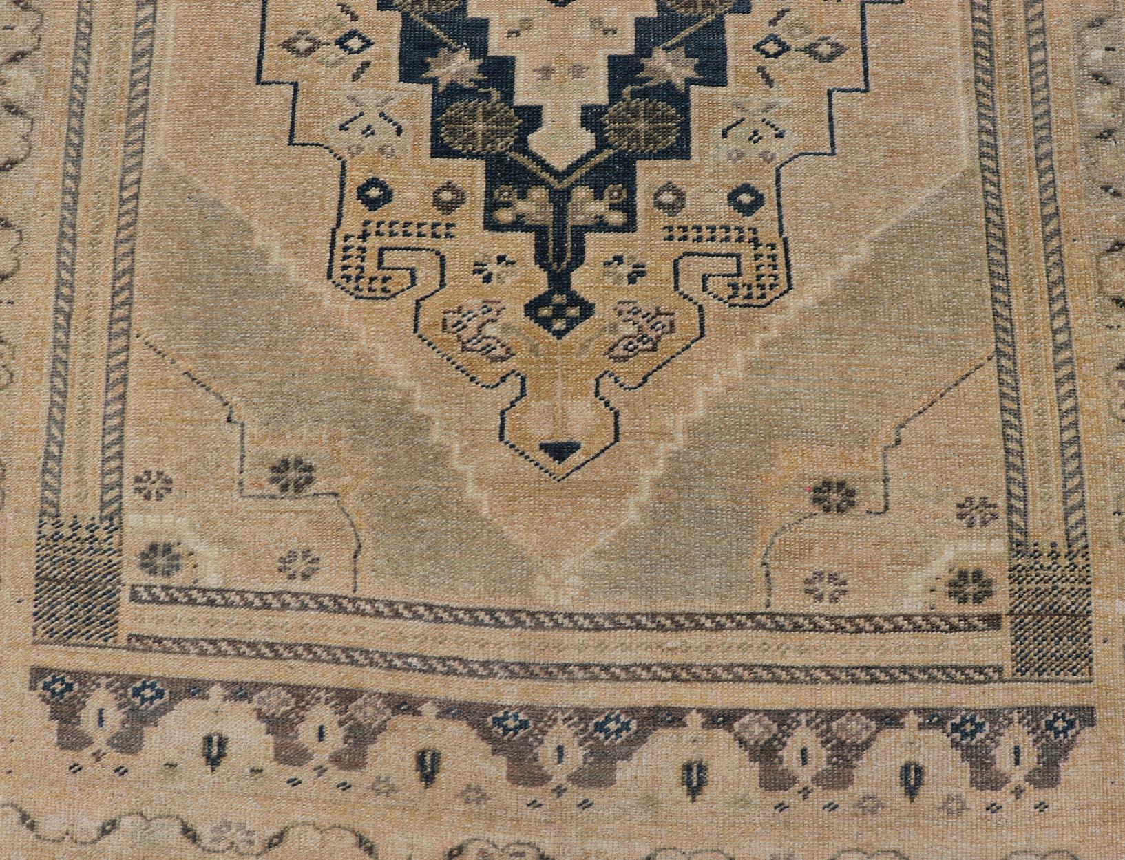 Maße: 3'5 x 5'2 
Vintage Turkish Oushak Teppich in Beige und Marineblau Geometrische Medaillon 3'5 x 5'2. Keivan Woven Arts / Teppich / EN-15323 Herkunftsland / Art: Türkei / Oushak 

Dieser wunderschöne türkische Oushak-Teppich im Vintage-Stil