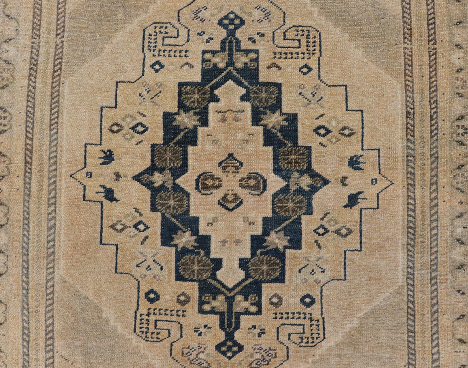 Türkischer Oushak-Teppich im Vintage-Stil in Beige und Marineblau mit geometrischem Medaillon 3'5 x 5'2 (Handgeknüpft) im Angebot