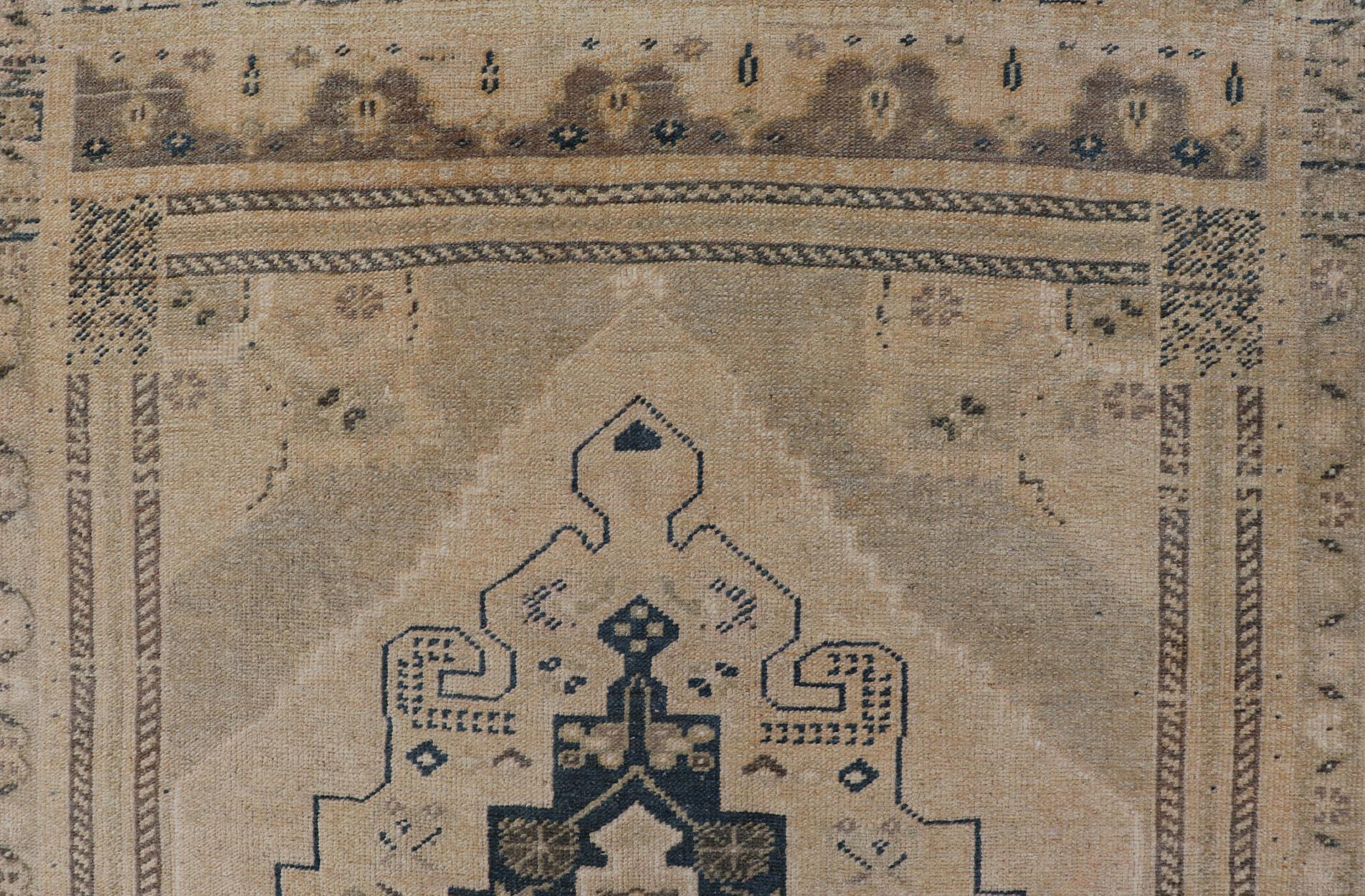 Türkischer Oushak-Teppich im Vintage-Stil in Beige und Marineblau mit geometrischem Medaillon 3'5 x 5'2 im Zustand „Gut“ im Angebot in Atlanta, GA