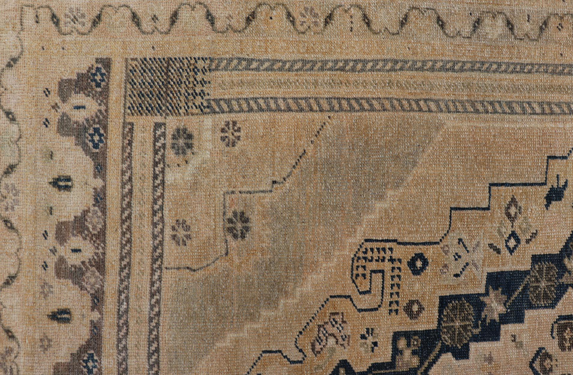 Türkischer Oushak-Teppich im Vintage-Stil in Beige und Marineblau mit geometrischem Medaillon 3'5 x 5'2 (20. Jahrhundert) im Angebot