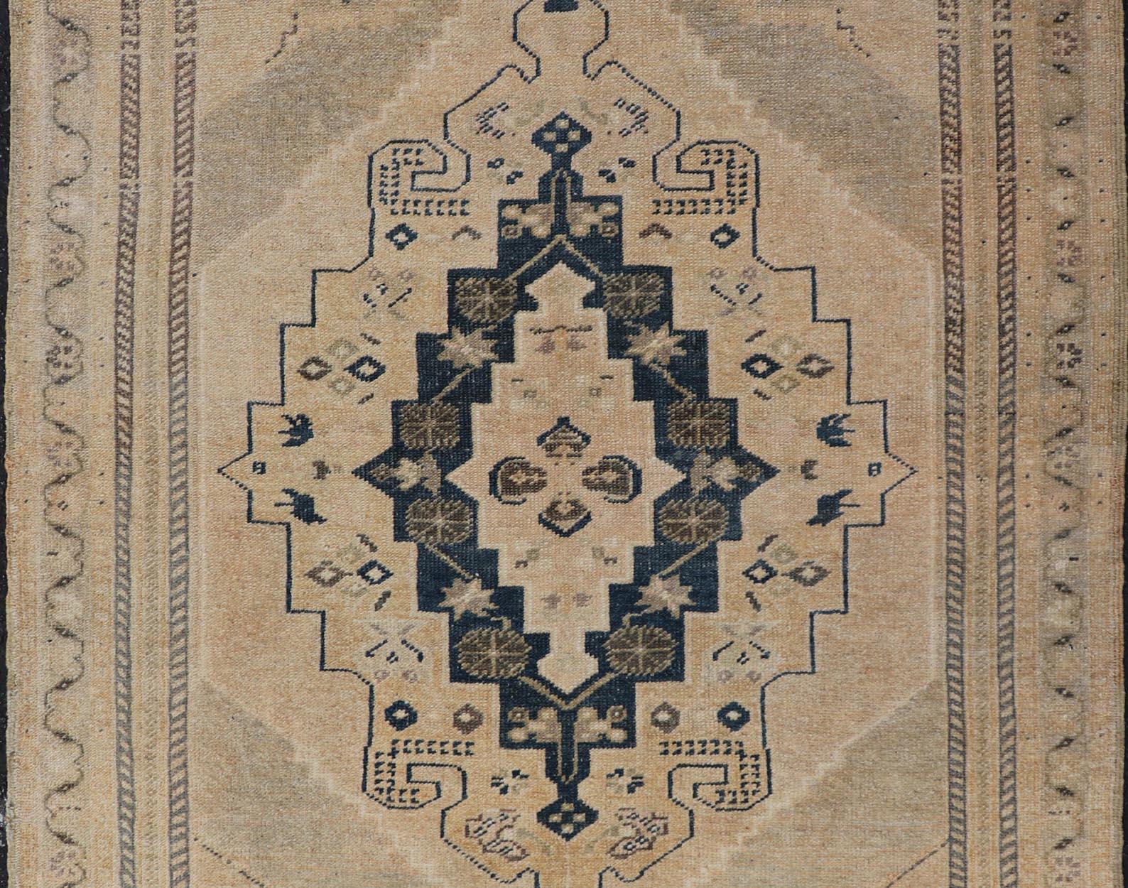Türkischer Oushak-Teppich im Vintage-Stil in Beige und Marineblau mit geometrischem Medaillon 3'5 x 5'2 im Angebot 1