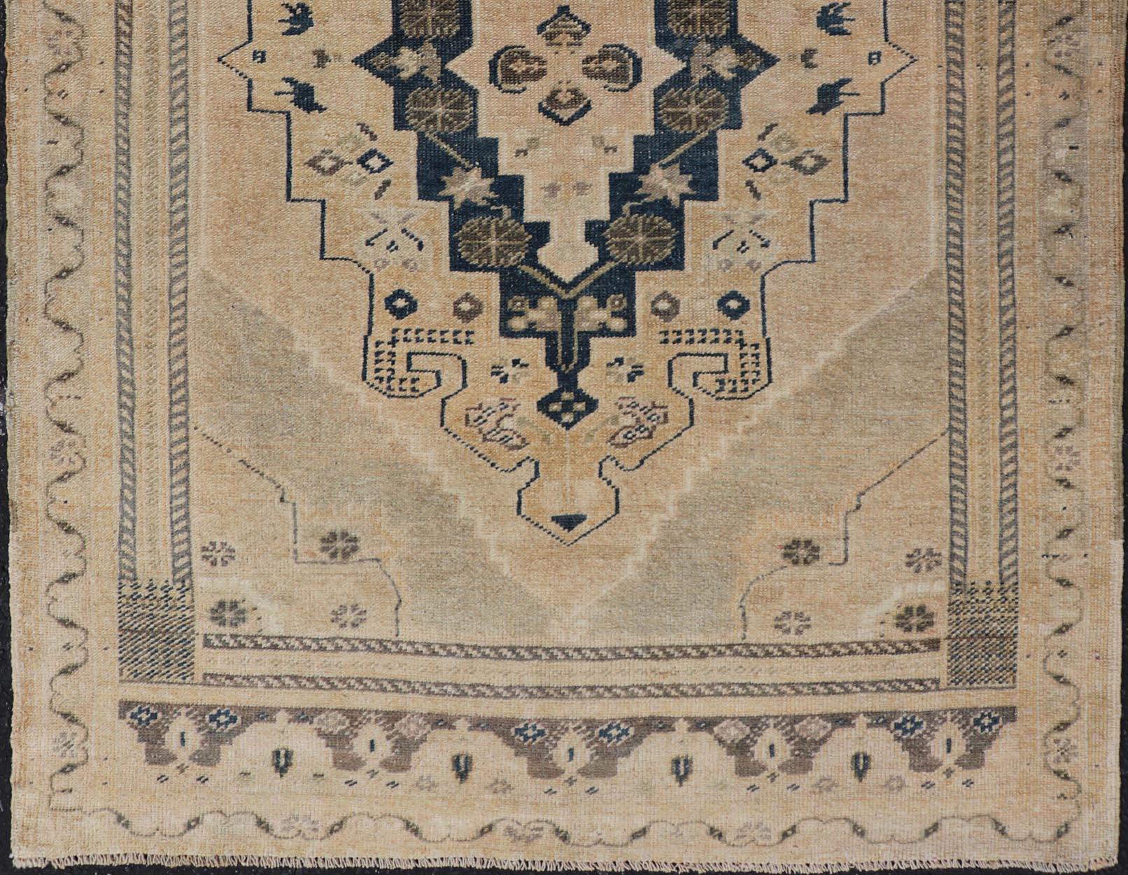 Türkischer Oushak-Teppich im Vintage-Stil in Beige und Marineblau mit geometrischem Medaillon 3'5 x 5'2 im Angebot 2