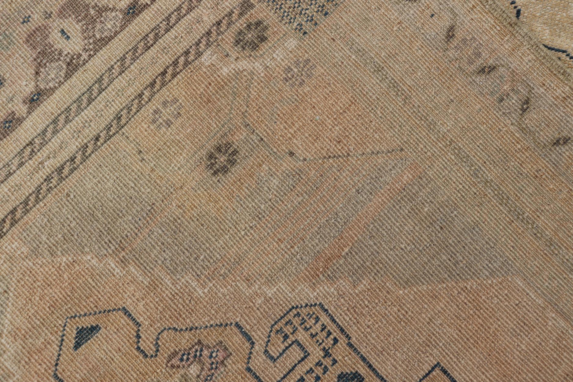 Türkischer Oushak-Teppich im Vintage-Stil in Beige und Marineblau mit geometrischem Medaillon 3'5 x 5'2 im Angebot 3