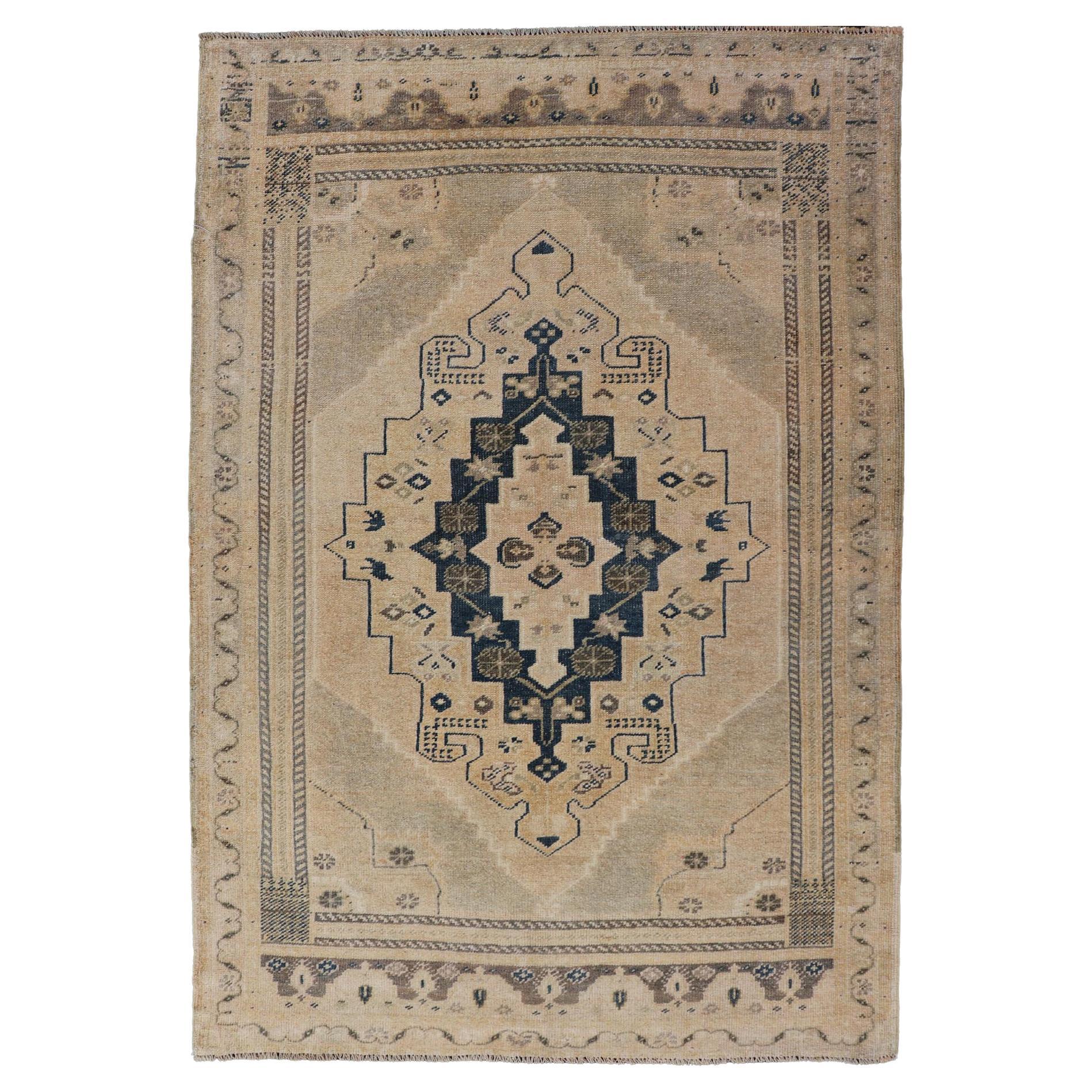 Alfombra Turca Oushak Vintage En Medallón Geométrico Beige y Azul Marino 3'5 x 5'2