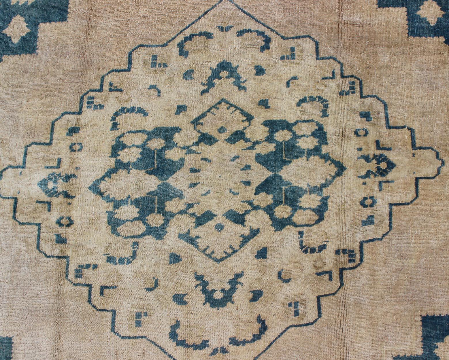 Türkischer Oushak-Teppich in Blau und Creme in Vintage im Angebot 2