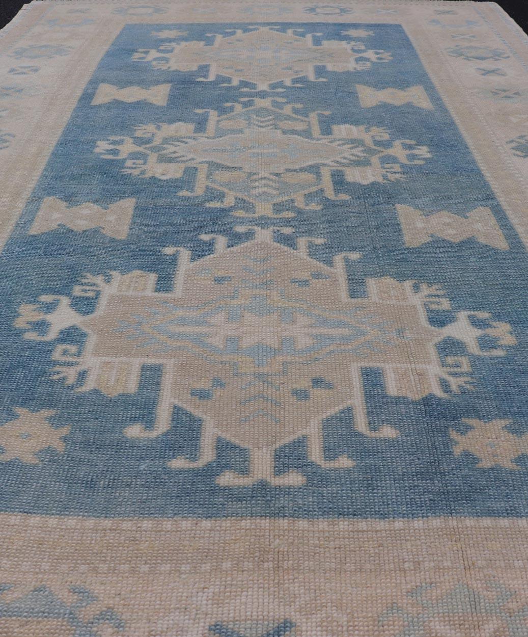 Türkischer Oushak-Teppich im Vintage-Stil mit blauem Hintergrund  4'3