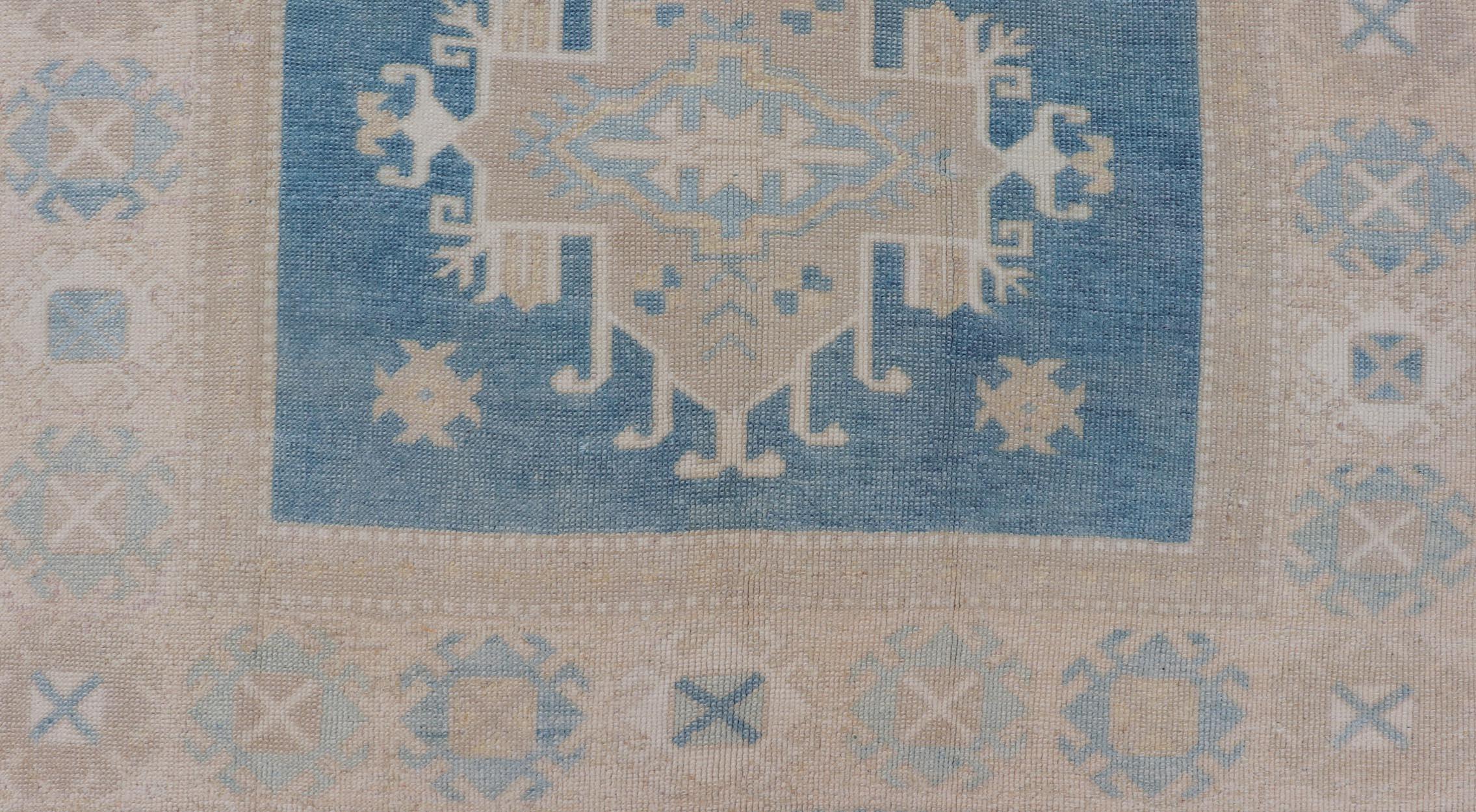 Türkischer Oushak-Teppich im Vintage-Stil mit blauem Hintergrund  4'3