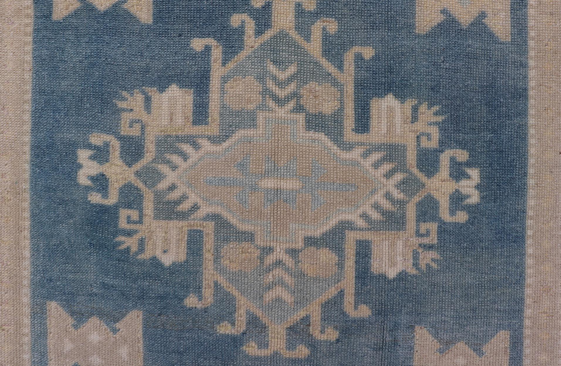 Türkischer Oushak-Teppich im Vintage-Stil mit blauem Hintergrund  4'3