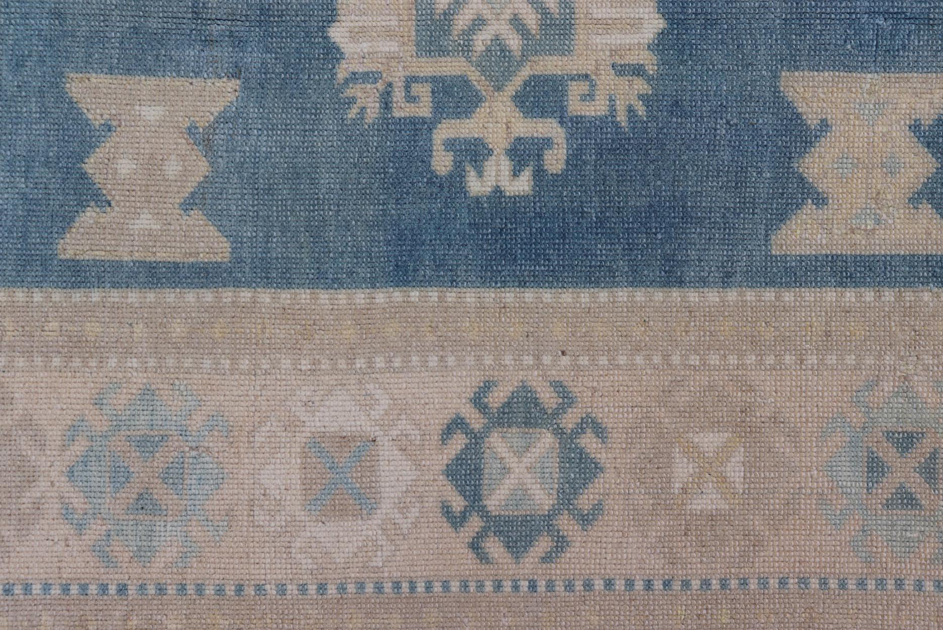 Türkischer Oushak-Teppich im Vintage-Stil mit blauem Hintergrund  4'3