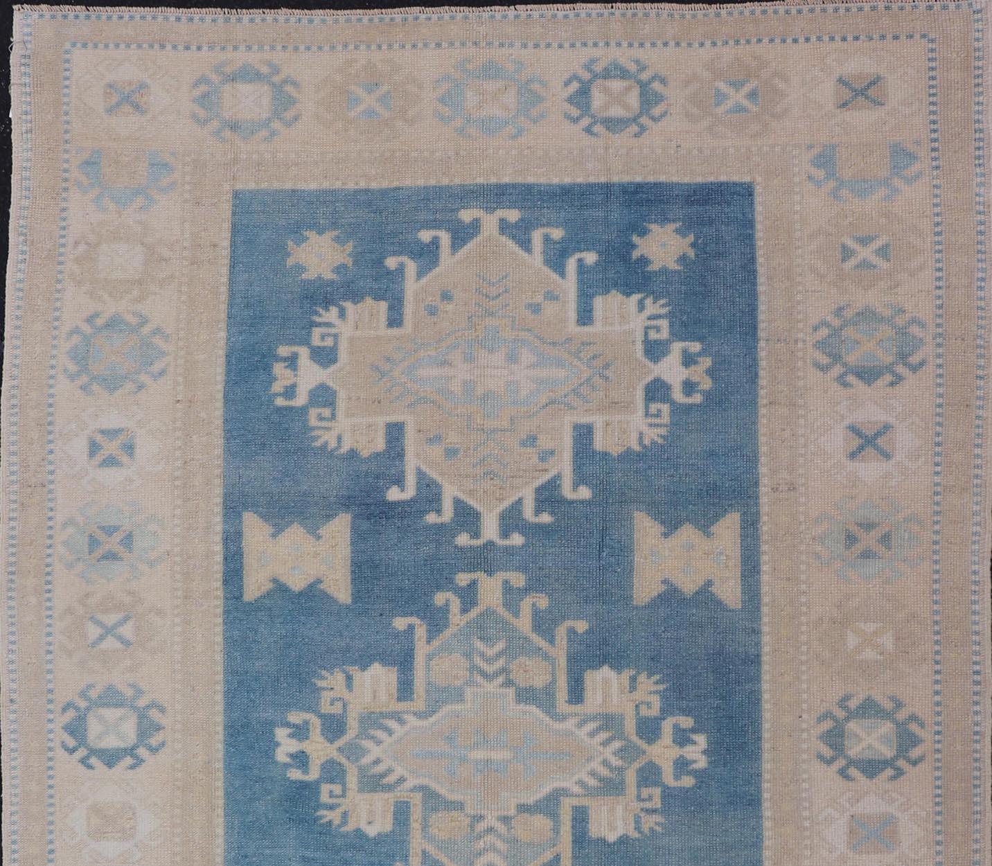 Türkischer Oushak-Teppich im Vintage-Stil mit blauem Hintergrund  4'3