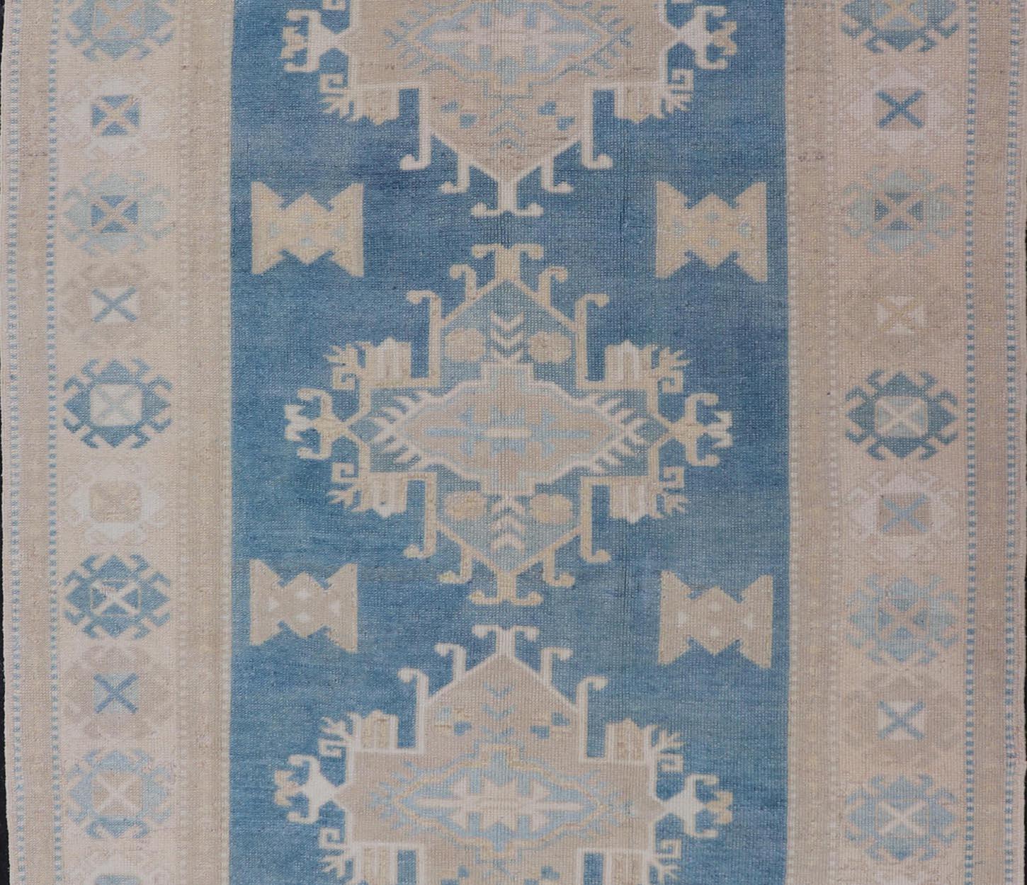 Türkischer Oushak-Teppich im Vintage-Stil mit blauem Hintergrund  4'3