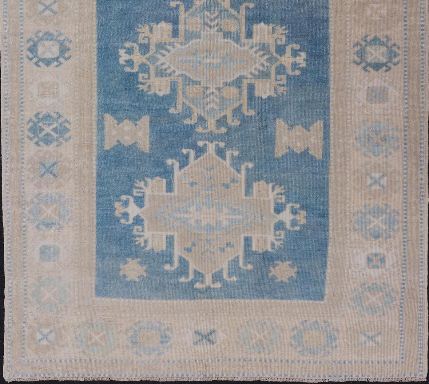 Türkischer Oushak-Teppich im Vintage-Stil mit blauem Hintergrund  4'3