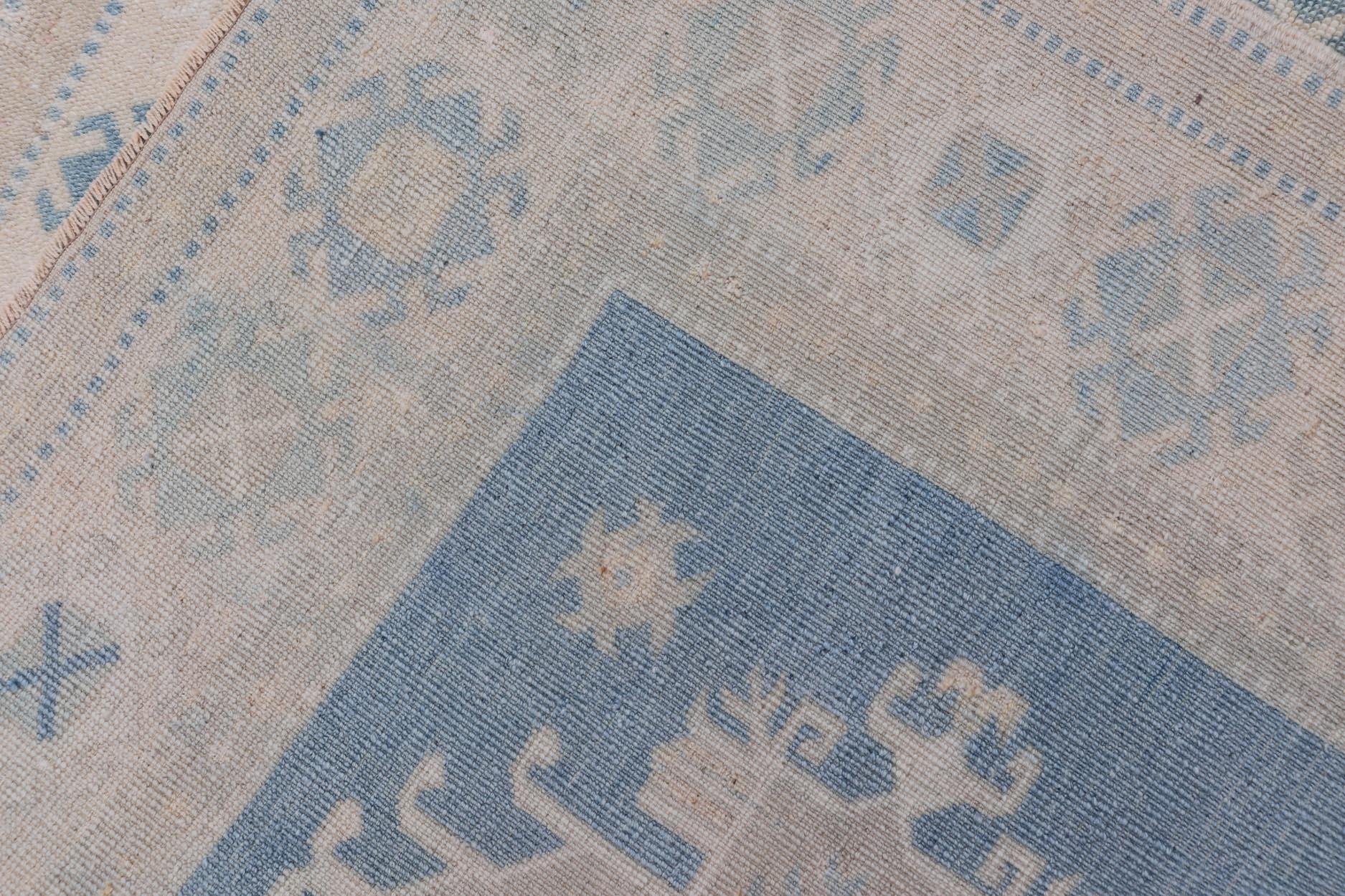 Türkischer Oushak-Teppich im Vintage-Stil mit blauem Hintergrund  4'3