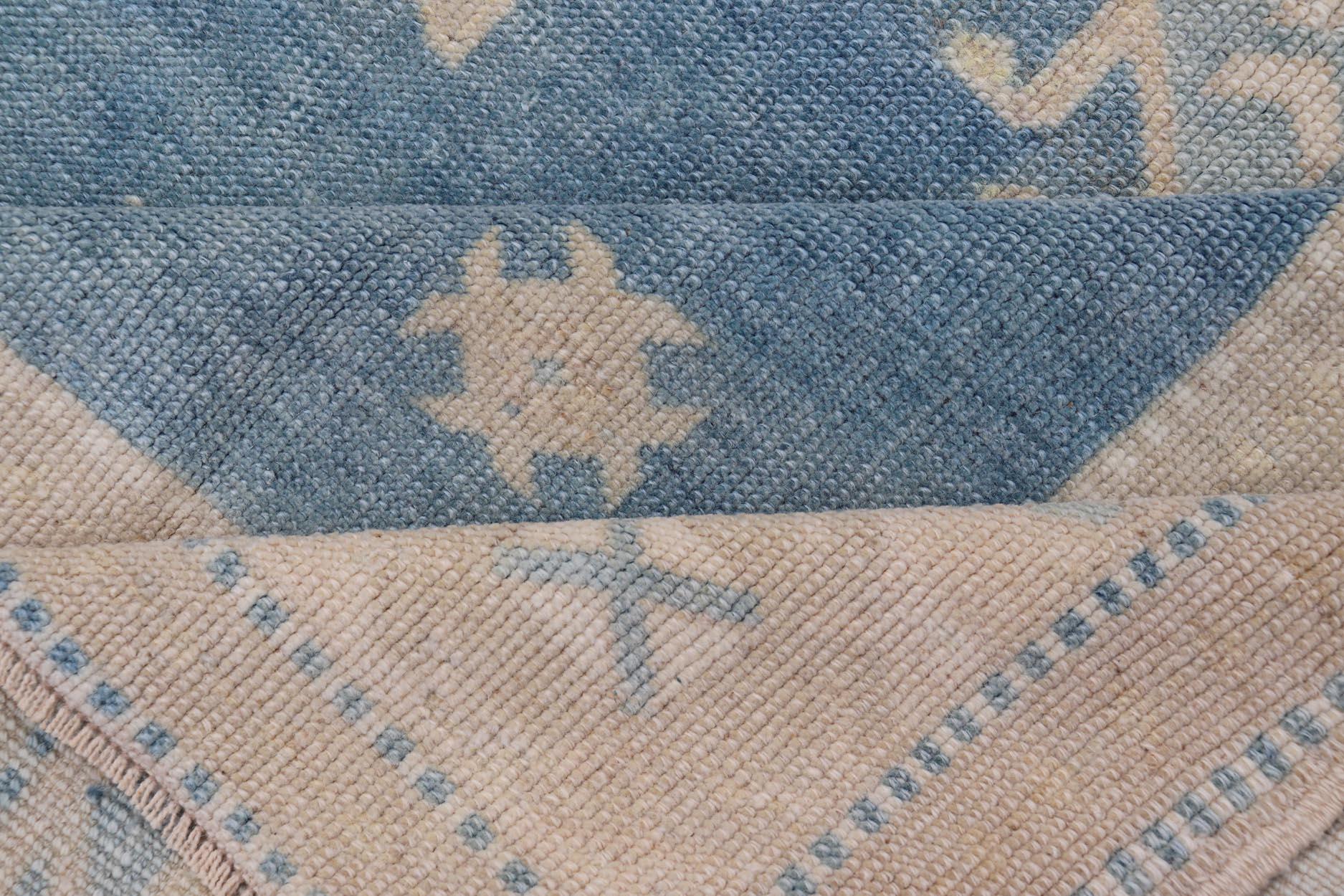 Türkischer Oushak-Teppich im Vintage-Stil mit blauem Hintergrund  4'3