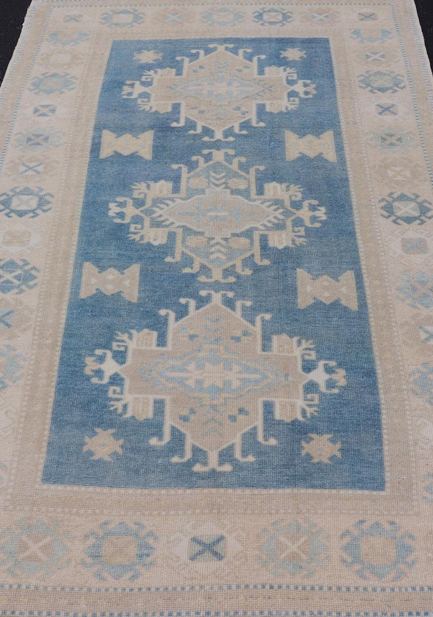 Türkischer Oushak-Teppich im Vintage-Stil mit blauem Hintergrund  4'3