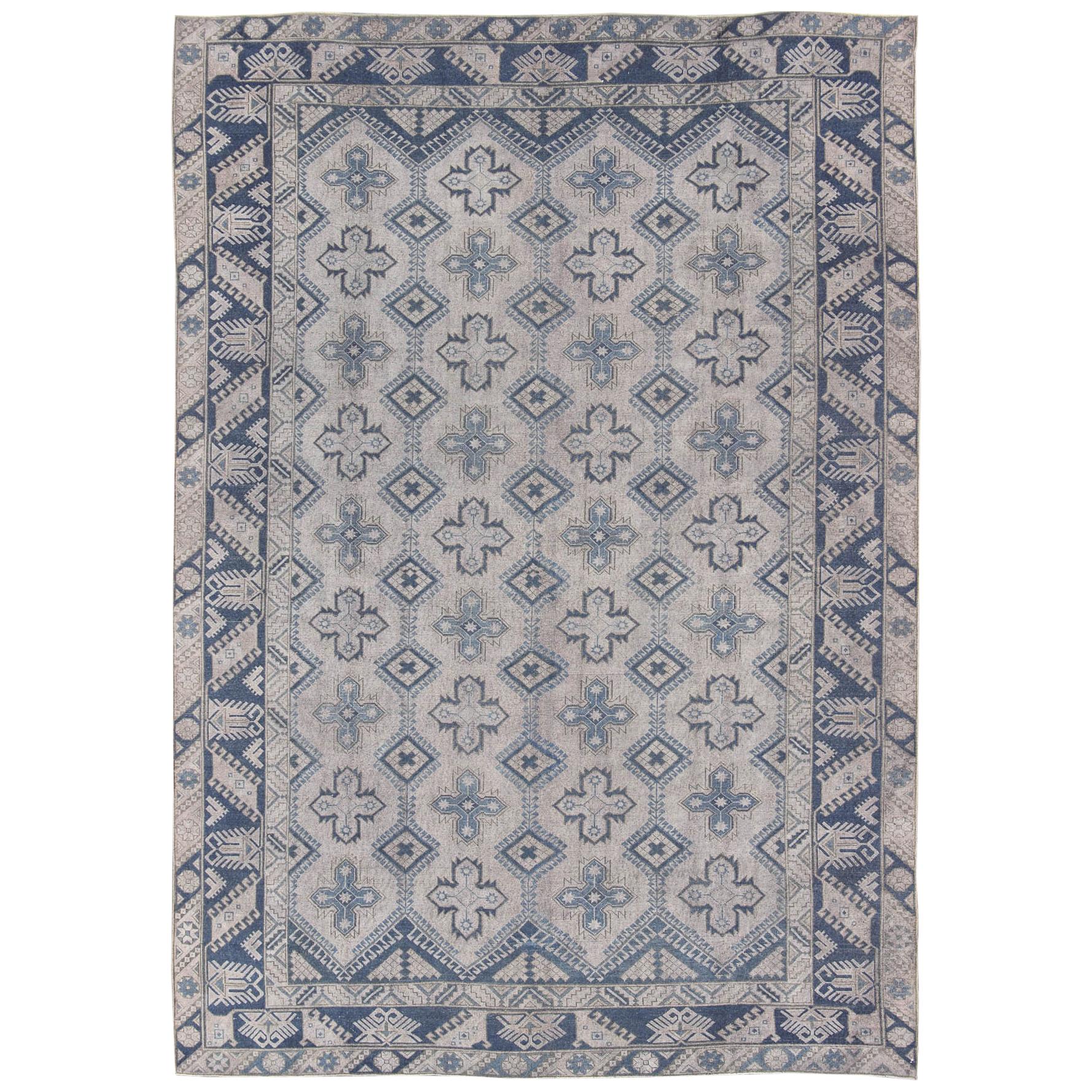 Türkischer Oushak-Teppich im Vintage-Stil in Blau mit geometrischem All-Over-Design in Grau & Blau