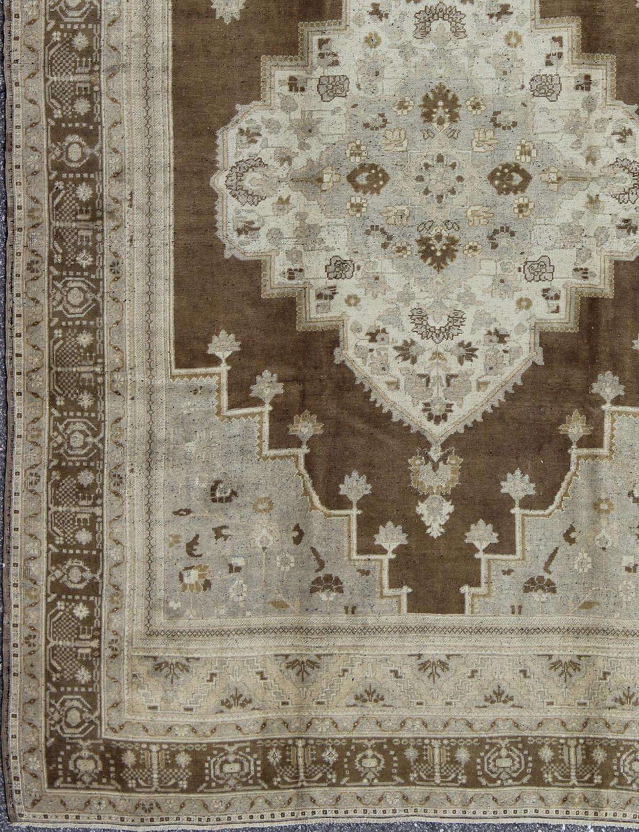 Türkischer Oushak-Teppich mit braunem Hintergrund und neutralen Farben, Vintage (Handgeknüpft) im Angebot