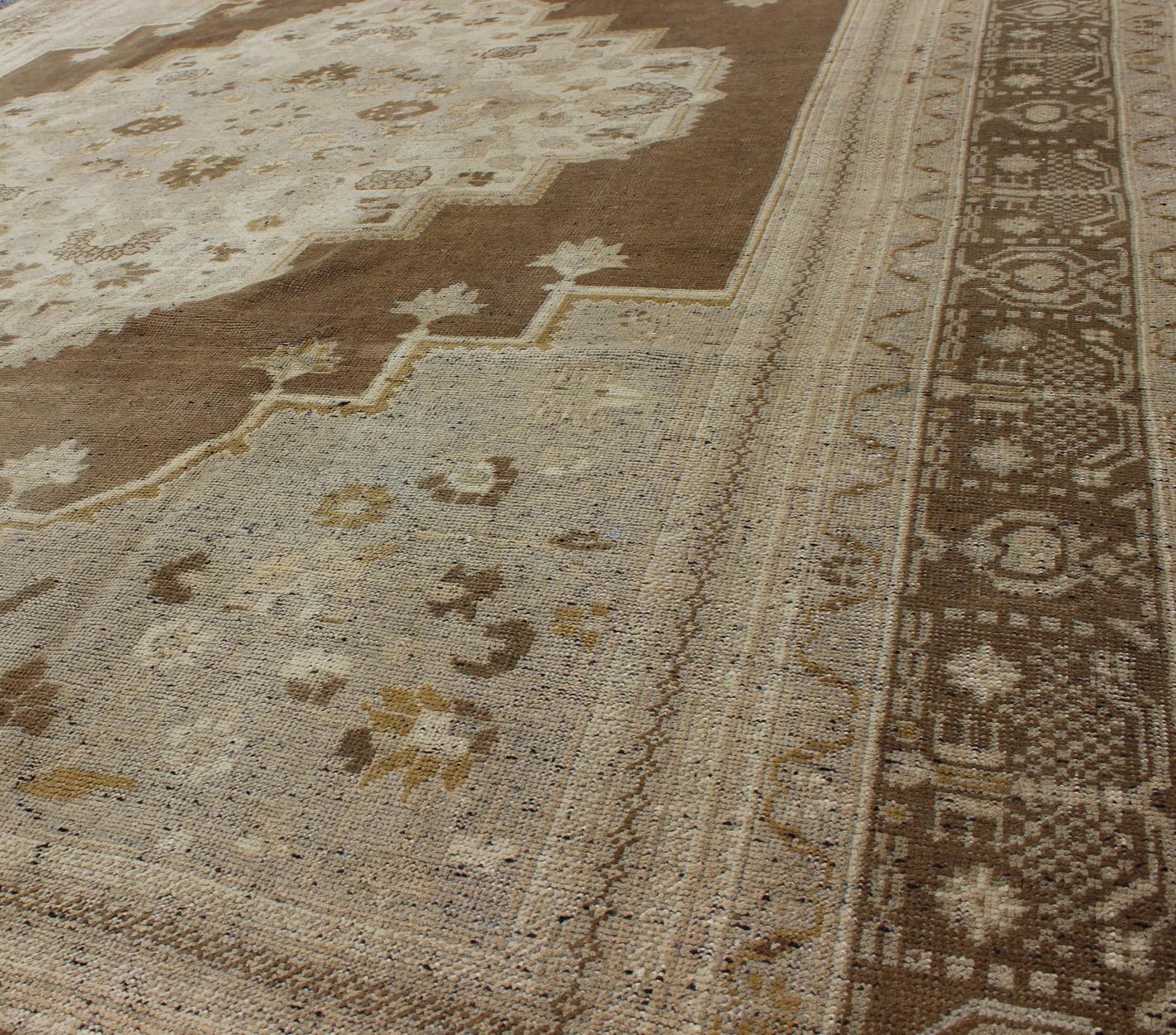 Türkischer Oushak-Teppich mit braunem Hintergrund und neutralen Farben, Vintage im Angebot 1