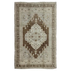 Tapis turc vintage Oushak à fond brun et couleurs neutres