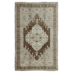 Tapis turc vintage Oushak à fond brun et couleurs neutres