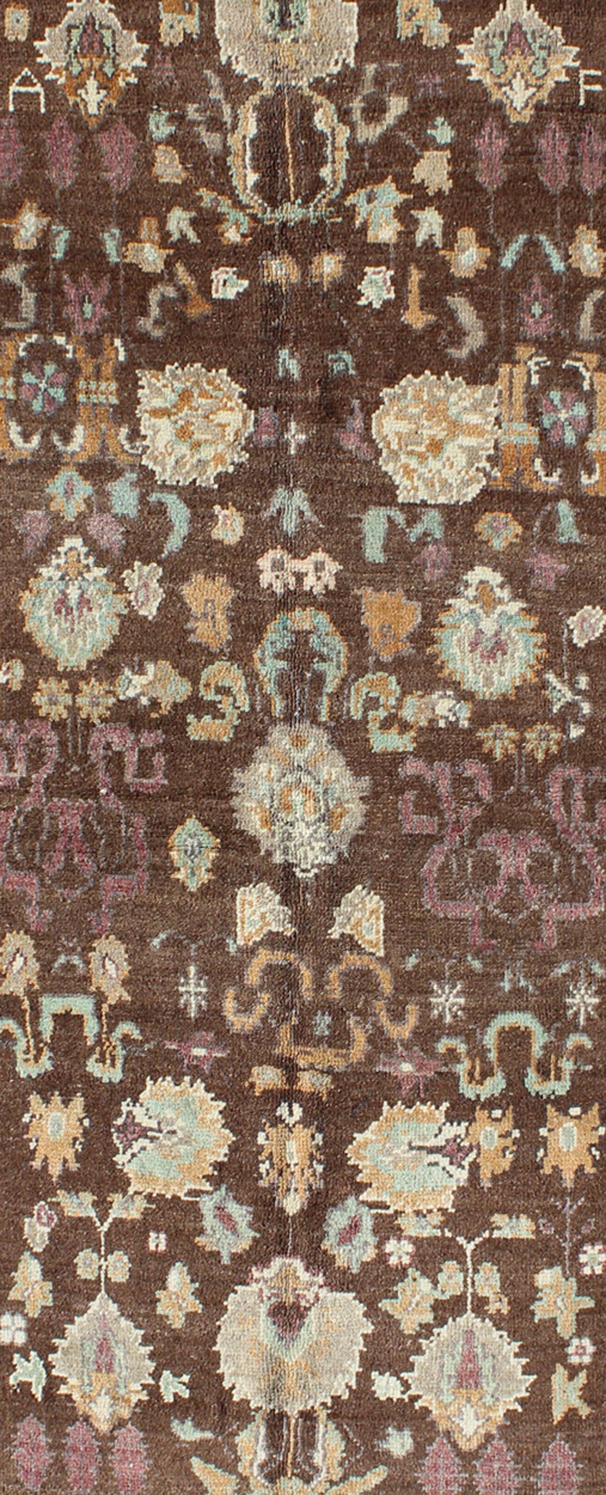 Türkischer Oushak-Teppich mit braunem Hintergrund und floralem All-Over-Muster, Vintage im Zustand „Gut“ im Angebot in Atlanta, GA