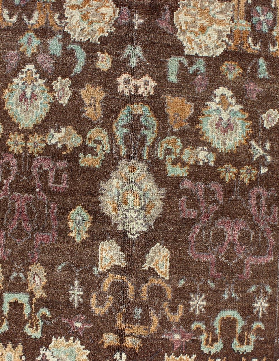 Türkischer Oushak-Teppich mit braunem Hintergrund und floralem All-Over-Muster, Vintage (20. Jahrhundert) im Angebot