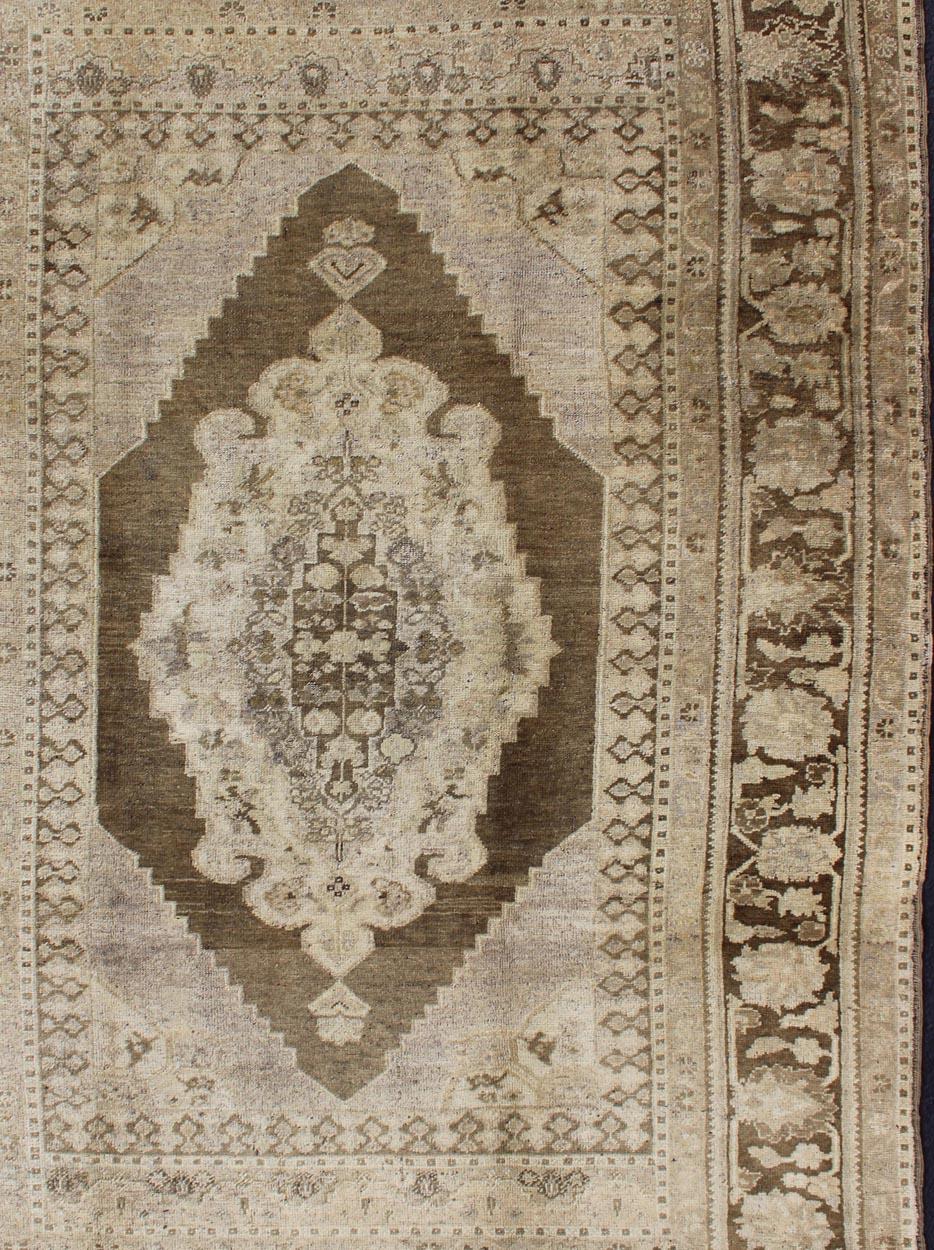 Turc Tapis turc Oushak vintage de couleurs marron/vert, taupe et neutre en vente