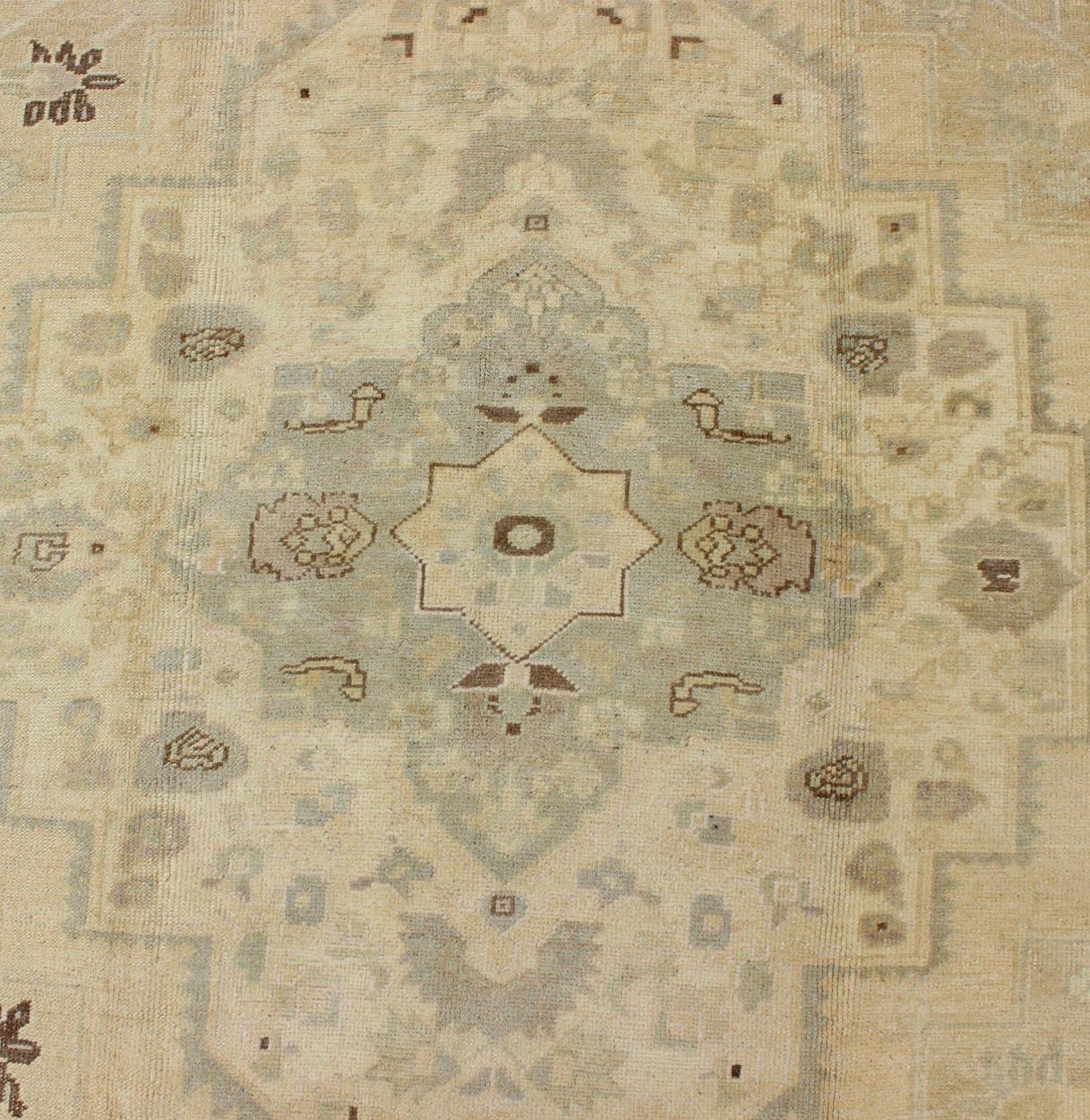 Vintage Türkischer Oushak Teppich in Butter, Creme, warmem Grau, Braun  6'4 x 9'4 im Angebot 4