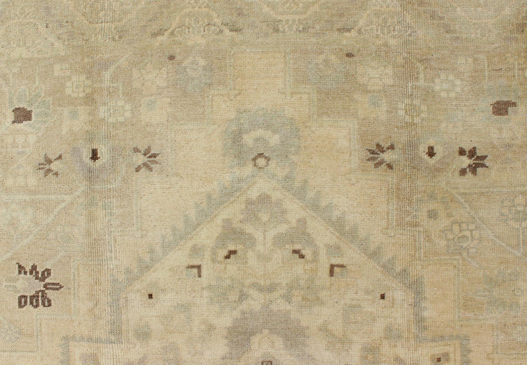 Vintage Türkischer Oushak Teppich in Butter, Creme, warmem Grau, Braun  6'4 x 9'4 im Angebot 6