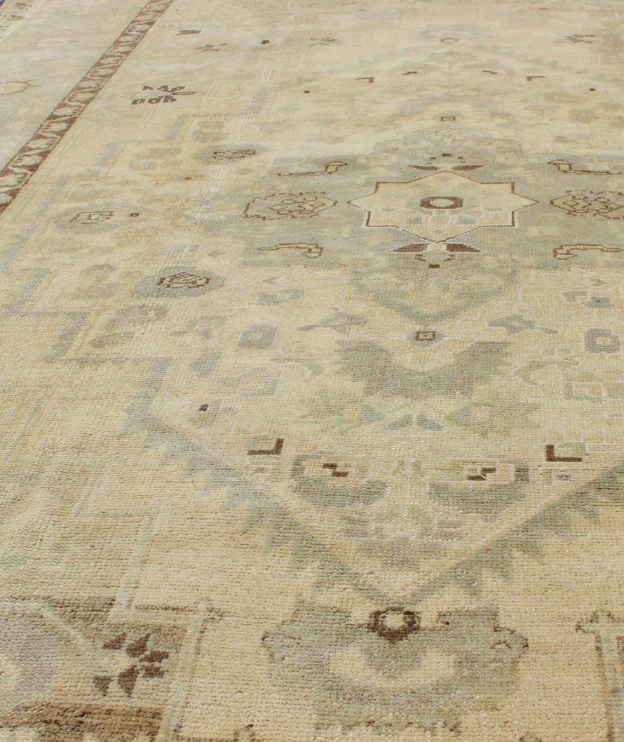 Vintage Türkischer Oushak Teppich in Butter, Creme, warmem Grau, Braun  6'4 x 9'4 im Angebot 2