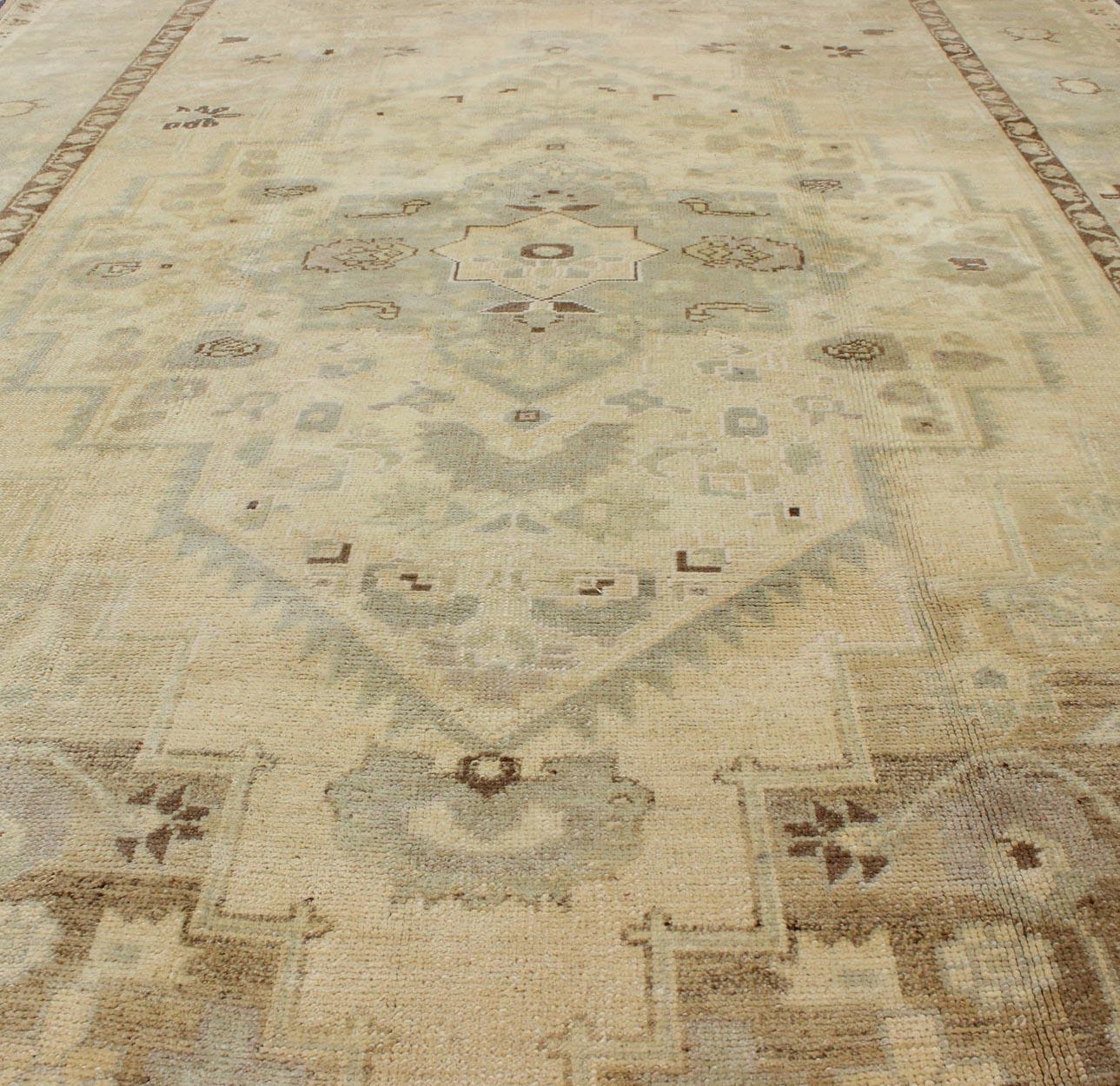 Vintage Türkischer Oushak Teppich in Butter, Creme, warmem Grau, Braun  6'4 x 9'4 im Angebot 3