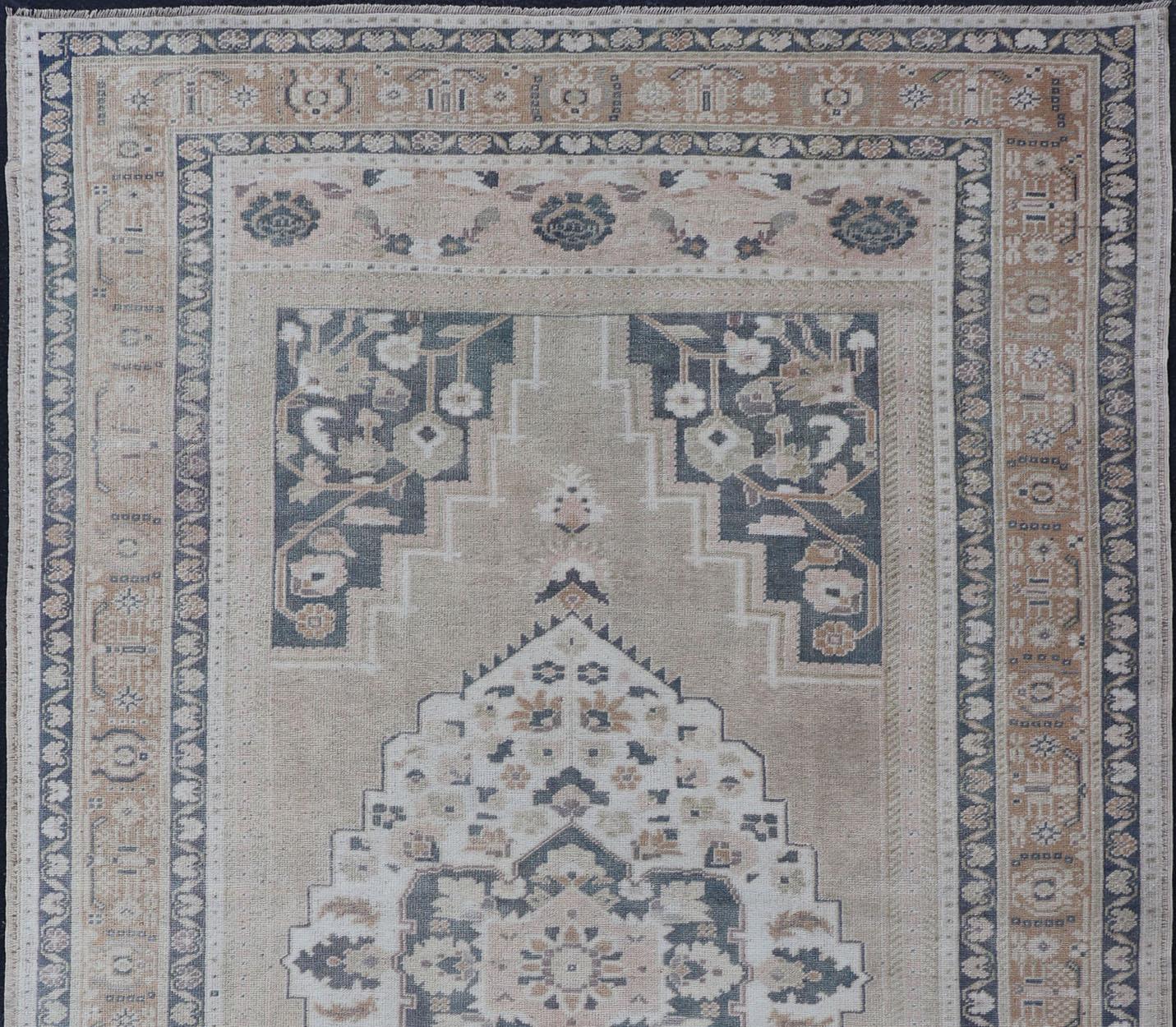 Vintage Oushak Turkish rug in cream, taupe and gray blue, Steel blue, Keivan Woven Arts/rug EN-178024, country of origin/type: Turkey / Oushak, circa 1940. Medallion oushak, Medallion vintage Turkish rug
Measures: 5'9 x 9'10.