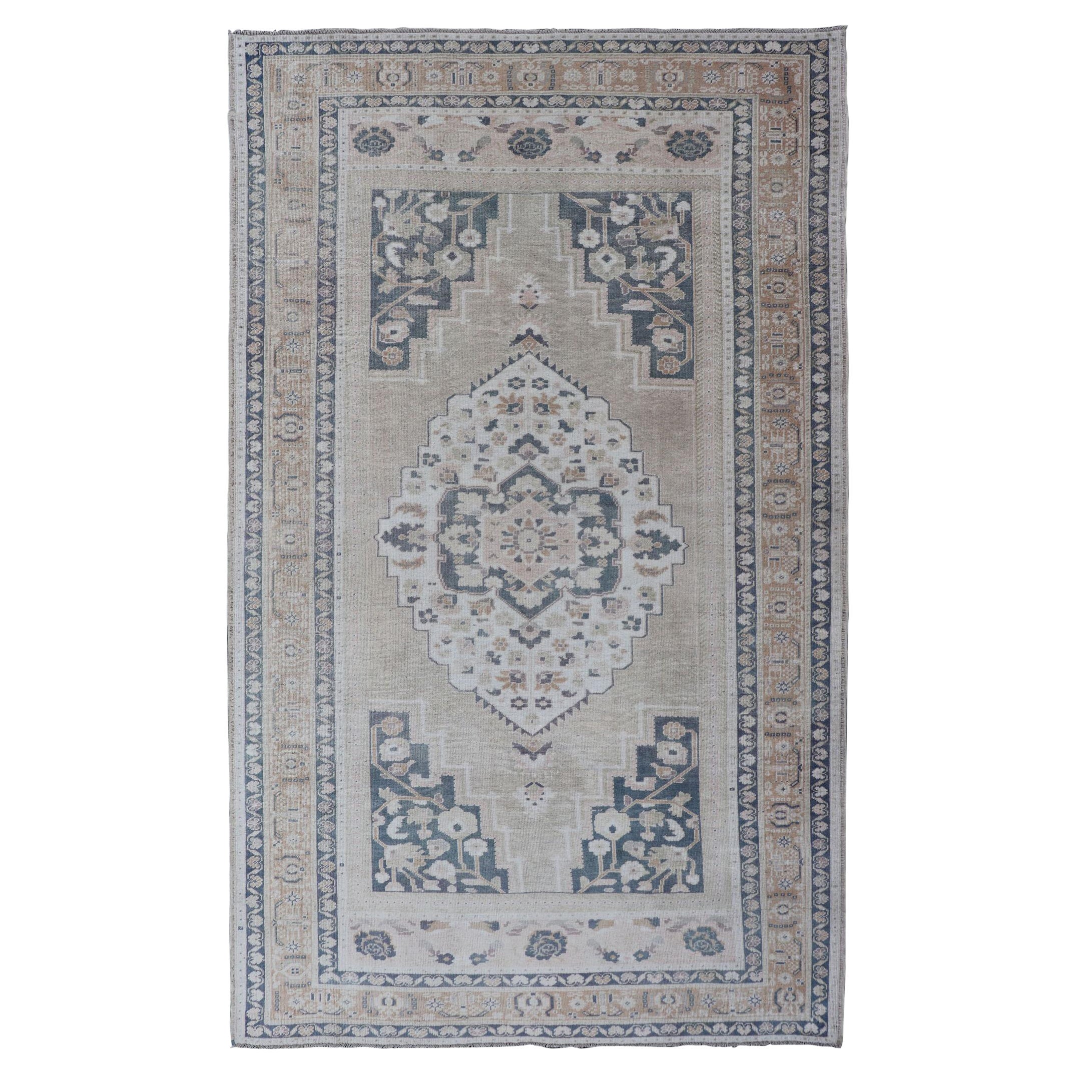 Türkischer Oushak-Teppich in Dunkelgrau, Blau, Taupe, Khaki und Lt. Braun