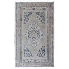 Türkischer Oushak-Teppich in Dunkelgrau, Blau, Taupe, Khaki und Lt. Braun
