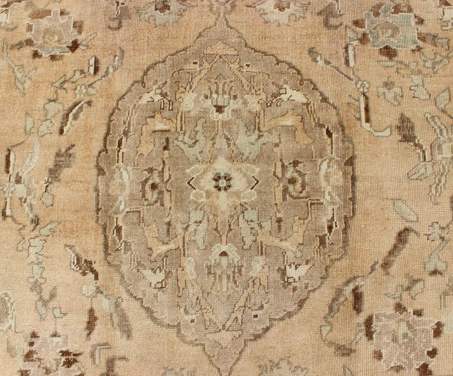 Tappeto Oushak turco d'epoca nei toni dell'albicocca sbiadita, del taupe e del celadon pallido in vendita 1