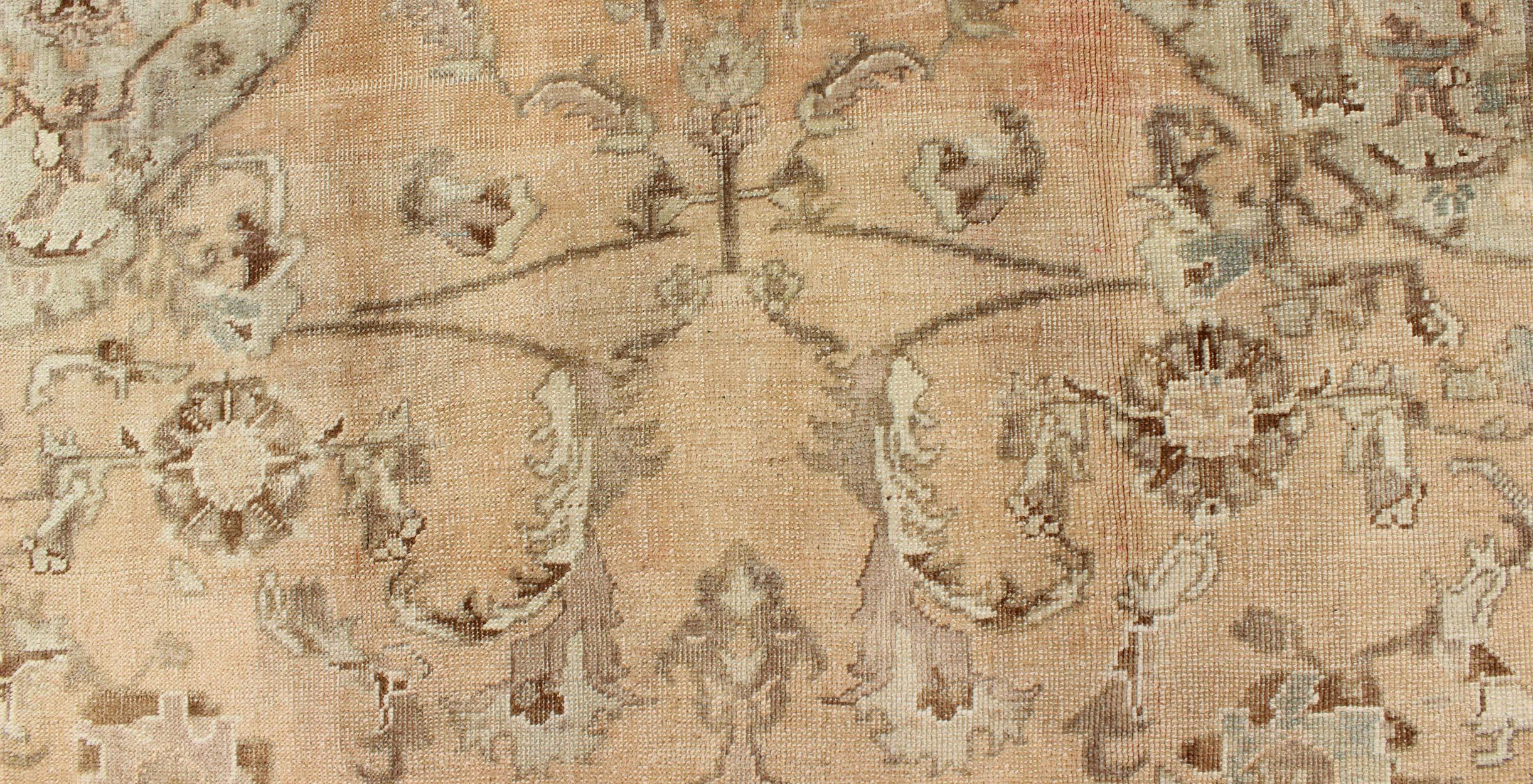 Tappeto Oushak turco d'epoca nei toni dell'albicocca sbiadita, del taupe e del celadon pallido in vendita 2