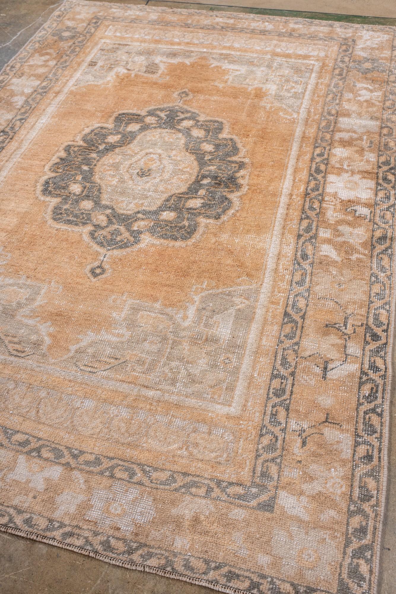 Turc Tapis turc vintage Oushak en blé doré et gris en vente